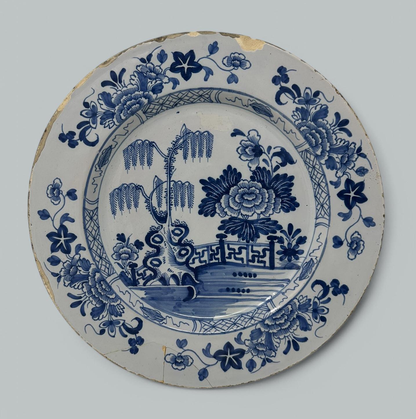 Rarísimo Cargador o Plato de Dublín de Delftware Irlandés decorado a mano por Henry Delamain, decorado con flores y follaje en colores azules. Posiblemente tercer cuarto del siglo XVIII.   

Estado: Lo describiríamos como en 