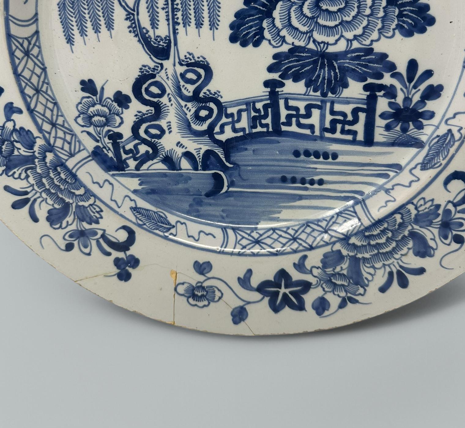 Antique Irish Dublin Delftware Blue White Charger Plate Delamain Ireland 18thCt siglo XVIII en venta