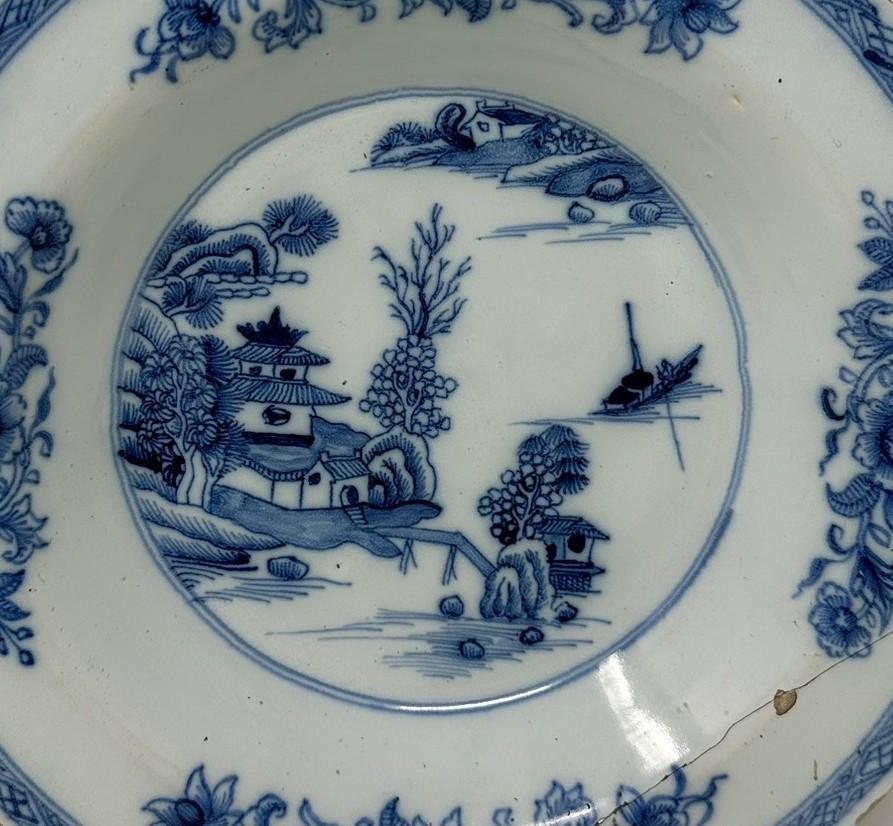 XVIIIe siècle Antiquité Irlande Dublin Delftware Blue White Chargers Plates Delamain Ireland Pair 
