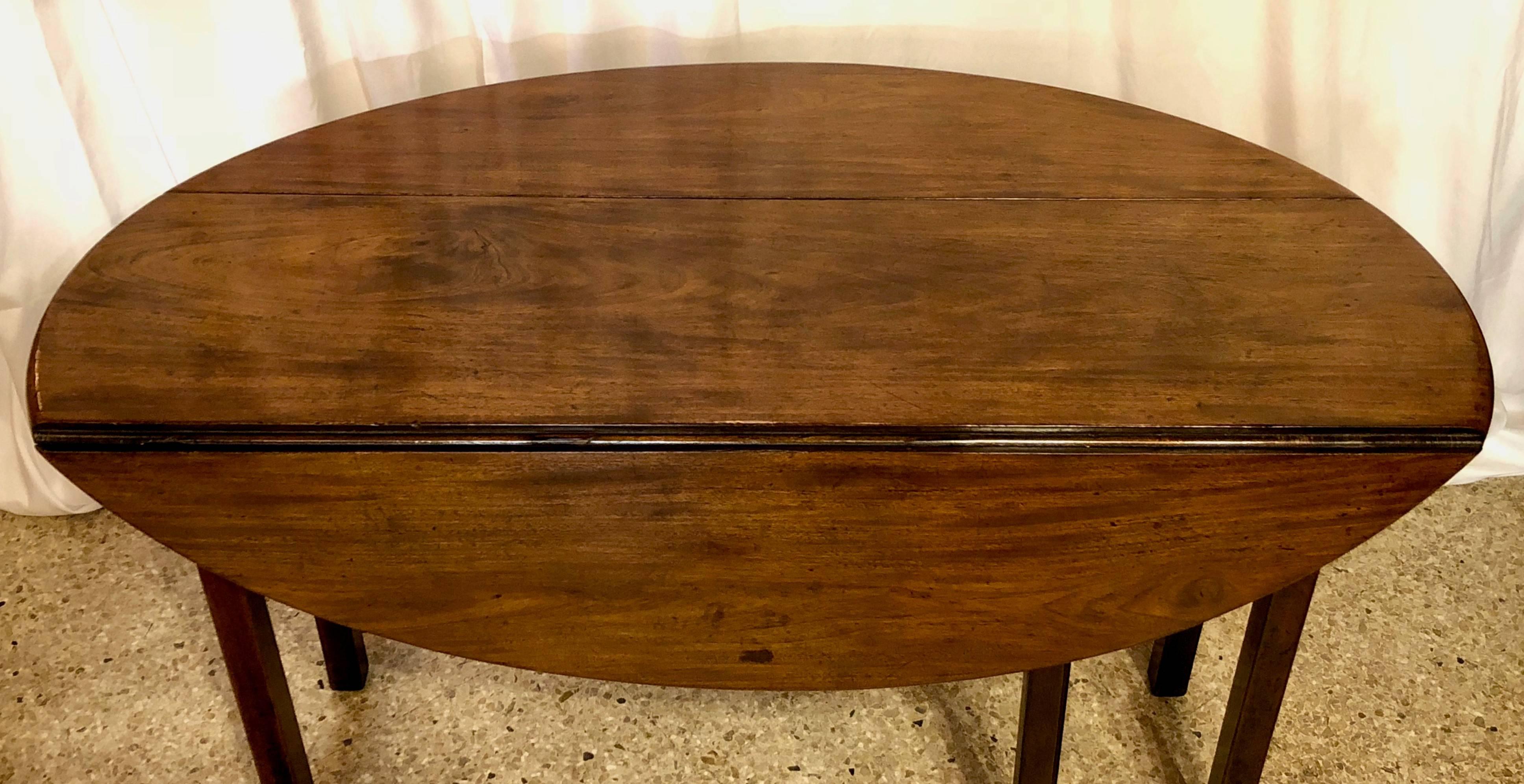 Antique Irish George III Mahogany Drop-Leaf Table In Good Condition For Sale In New Orleans, LA