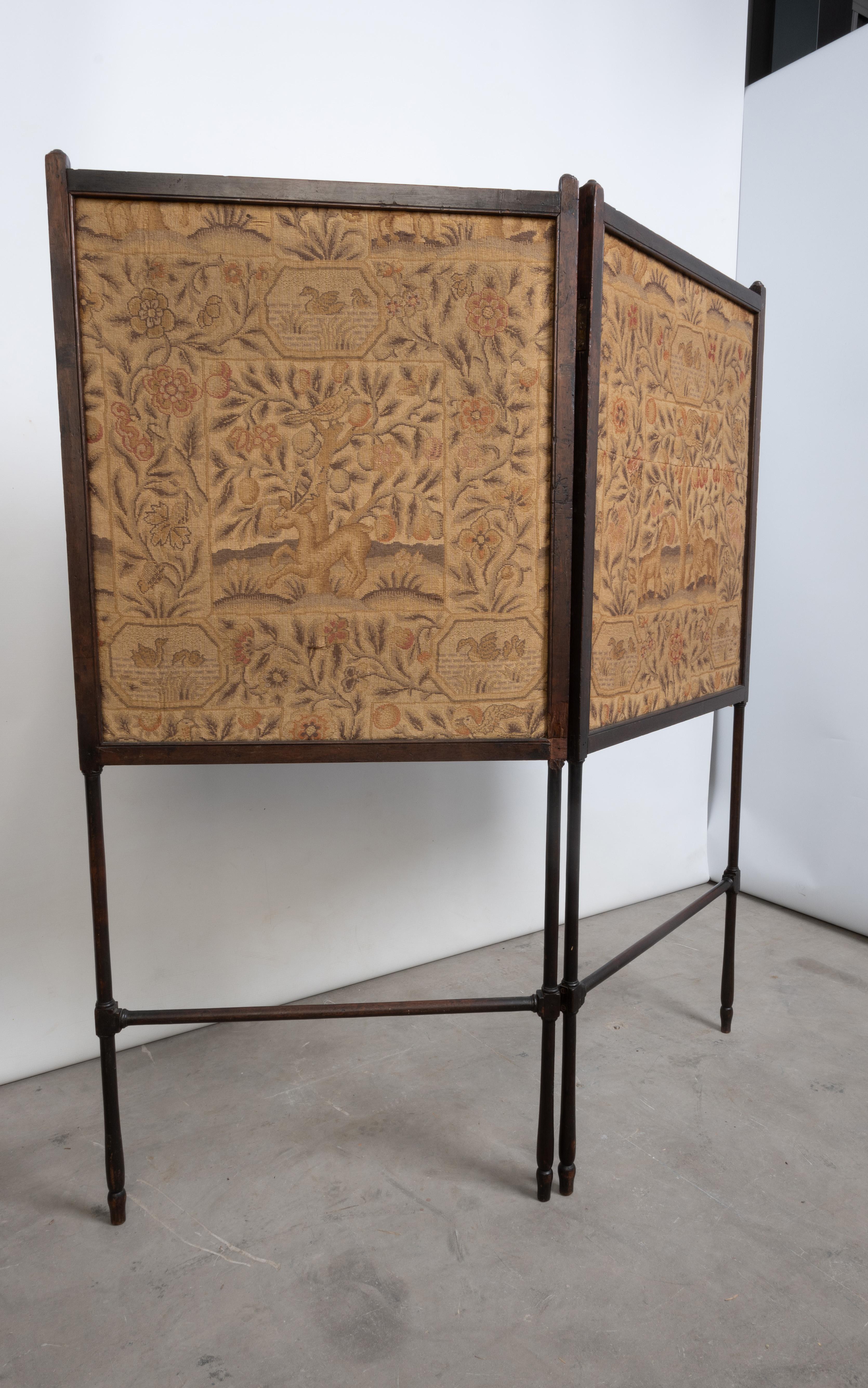 Antique Irish George III Needlework Two- Leaf Fire Screen C.1770 In Good Condition For Sale In London, GB