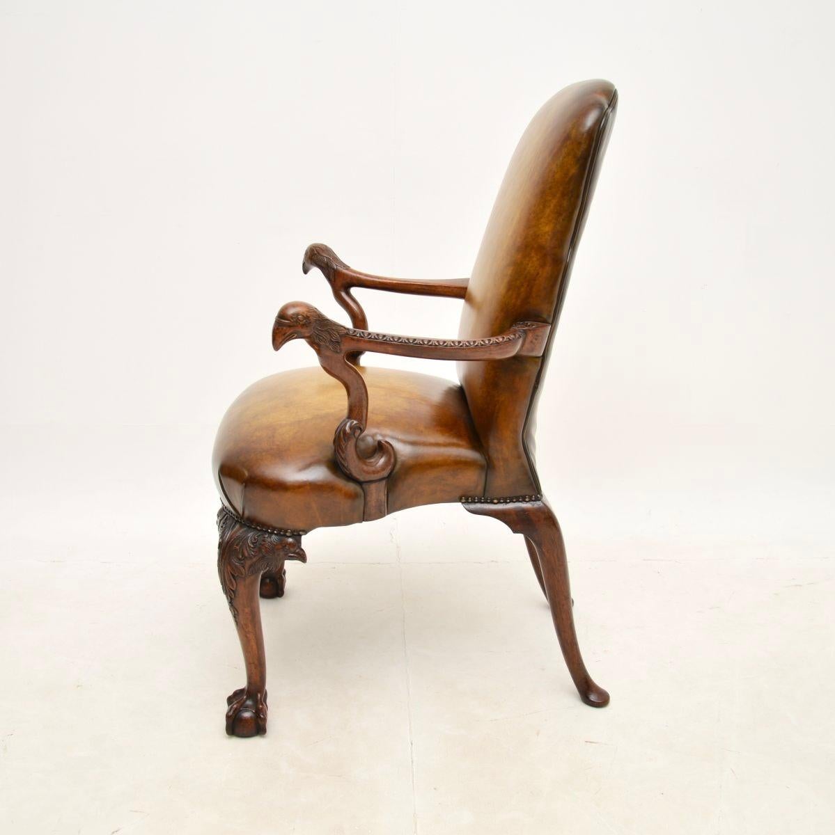 George III Ancien fauteuil irlandais d'époque géorgienne en noyer et cuir en vente