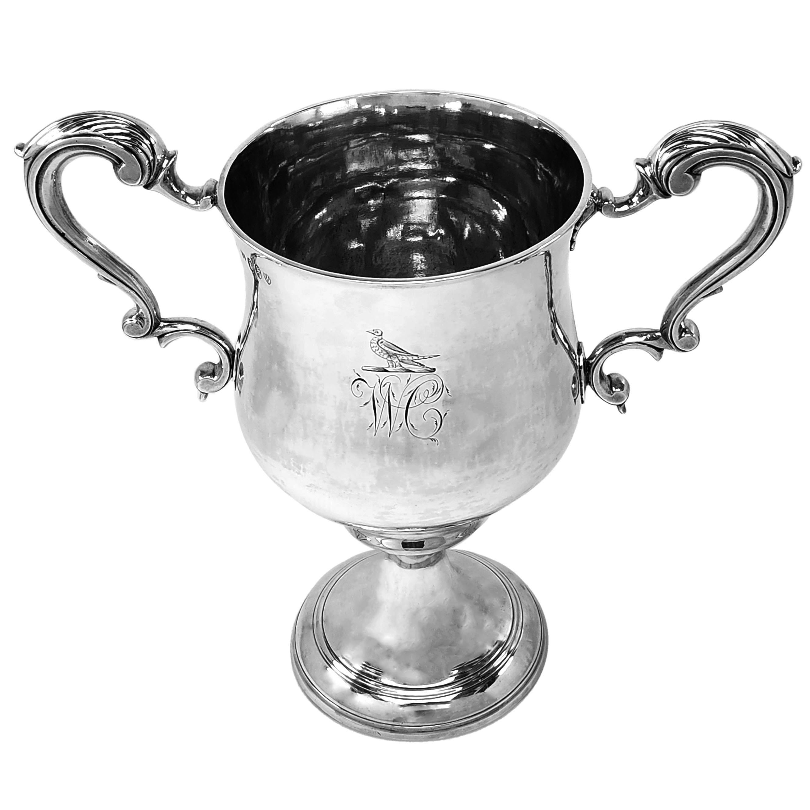 Eine elegante antike irische George III Silber Zwei Handle Cup. Der Pokal zeigt auf der einen Seite ein eingraviertes Wappen und auf der anderen Seite ein Monogramm. Der Becher hat ein Paar mit Akanthusblättern verzierte Griffe.

1769 in Dublin,