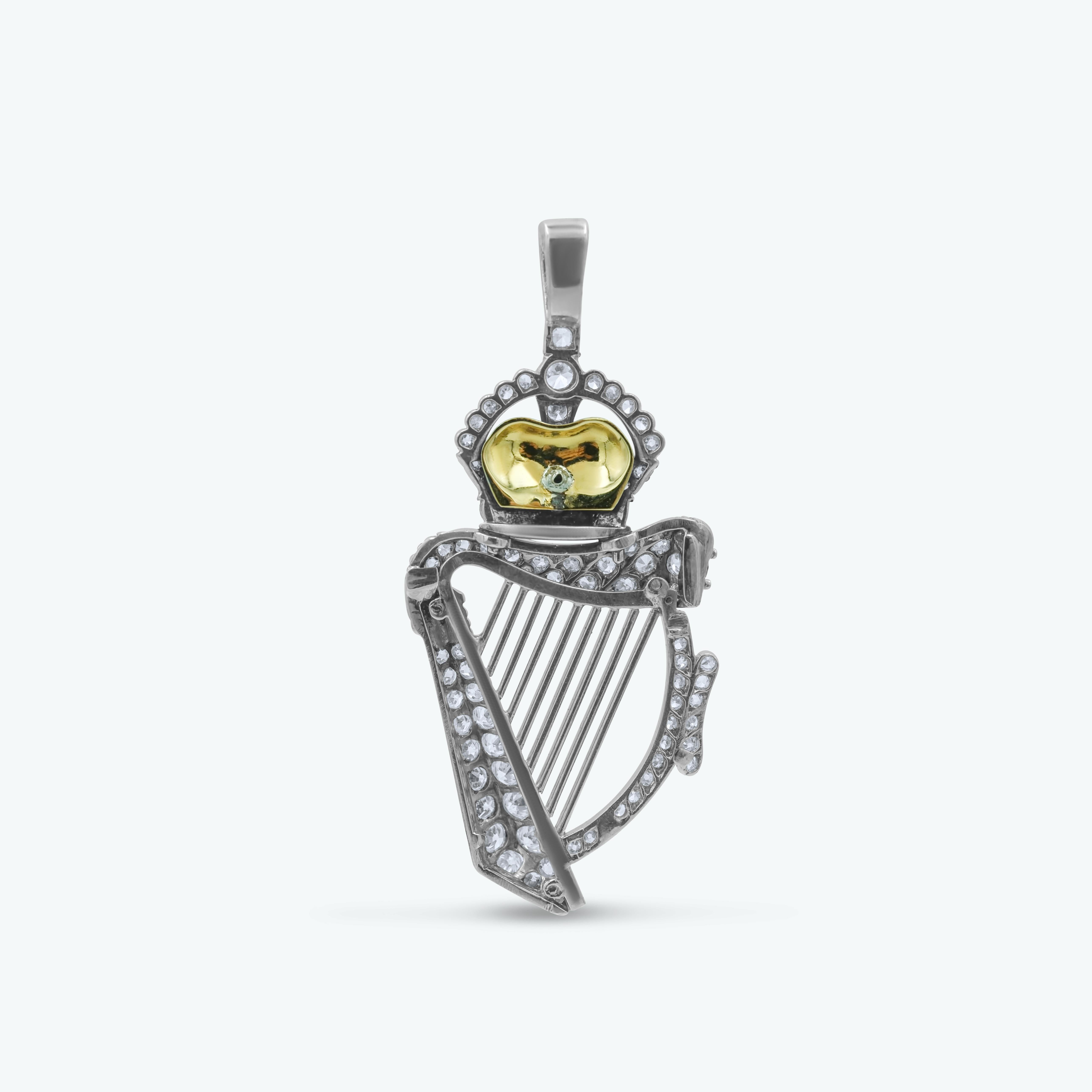 Questo squisito pezzo è un ciondolo realizzato in oro a 16 carati, a forma di arpa classica. Il corpo dell'arpa presenta diamanti da .92ctw (peso totale in carati) meticolosamente incastonati per esaltare la silhouette curva e le corde dritte dello