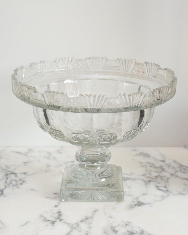 Questa antica ciotola decorativa in cristallo irlandese di grandi dimensioni è un accessorio classico facile da collocare in qualsiasi casa. Perfetto per servire o decorare, può essere riempito di frutta o di fiori galleggianti.