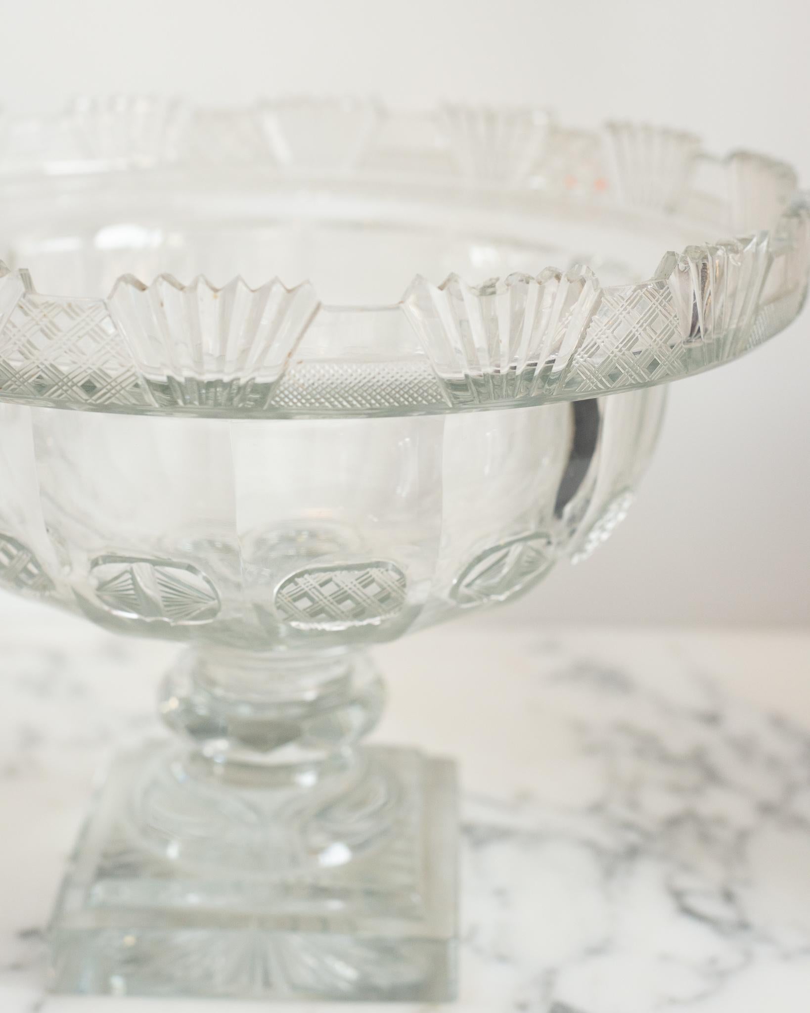20ième siècle Grand bol irlandais ancien en cristal taillé transparent en vente