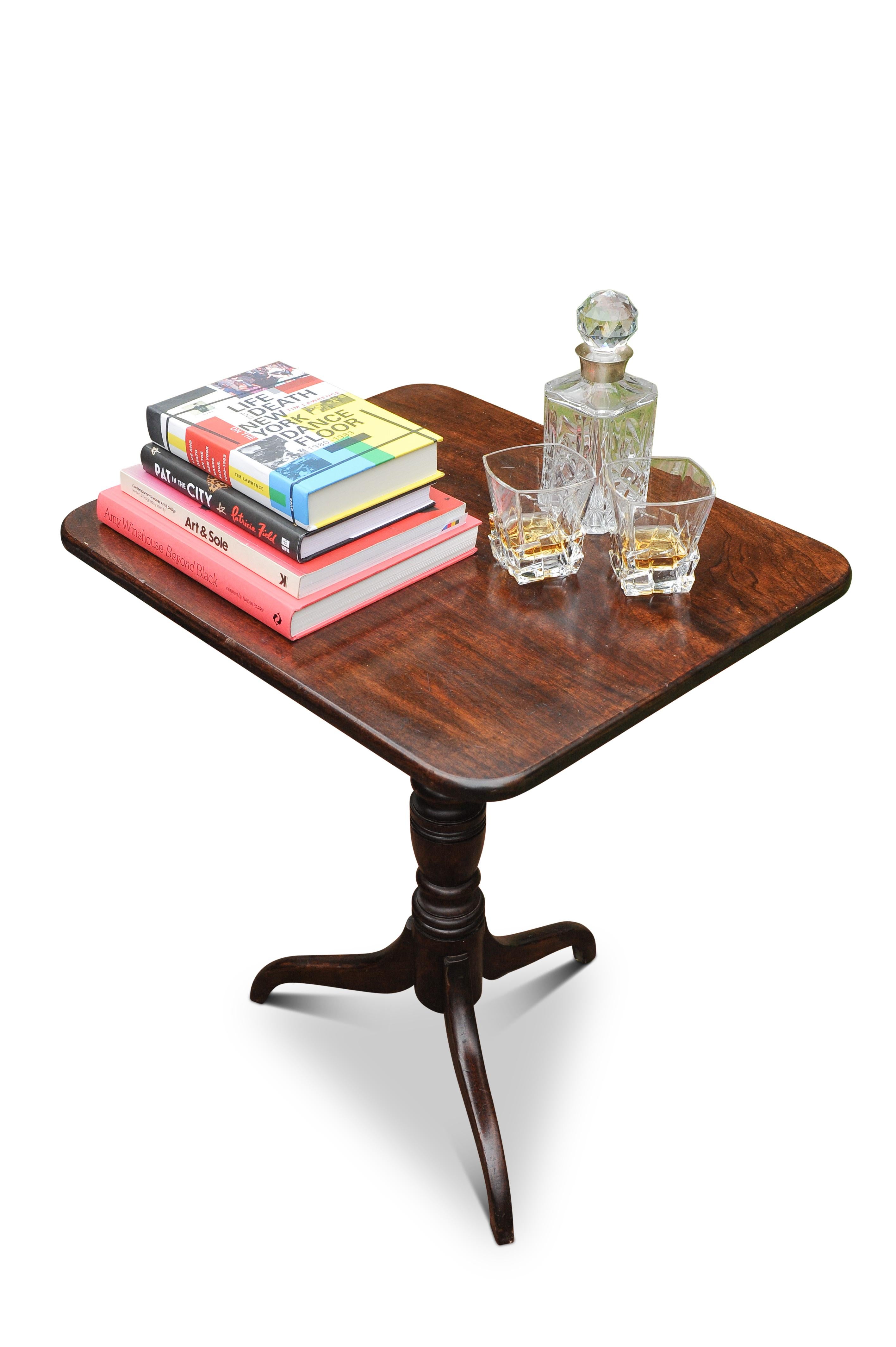 Antique Irish Mahogany Tilt Top Tables On Turned Pedestals Near Pair In Good Condition For Sale In Reading, Berkshire