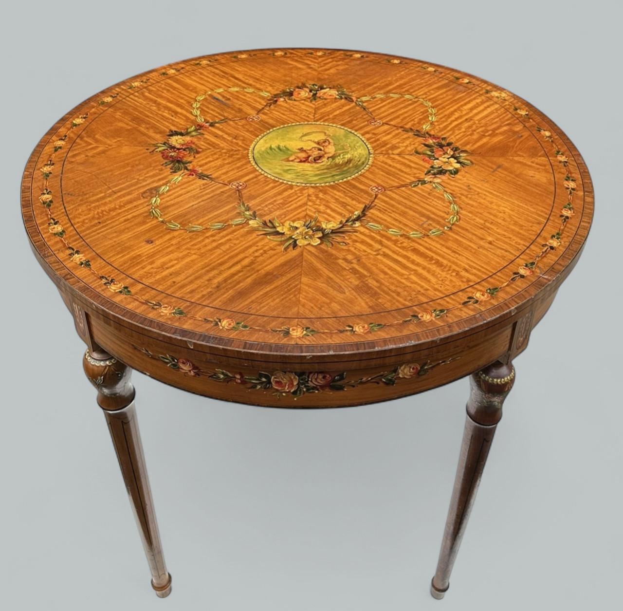 Un ejemplo excepcionalmente fino de mesa auxiliar circular de madera satinada pintada a mano de la época eduardiana, de proporciones medianas y firmemente atribuida al célebre ebanista dublinés James Hicks and Sons. 

La parte superior circular está