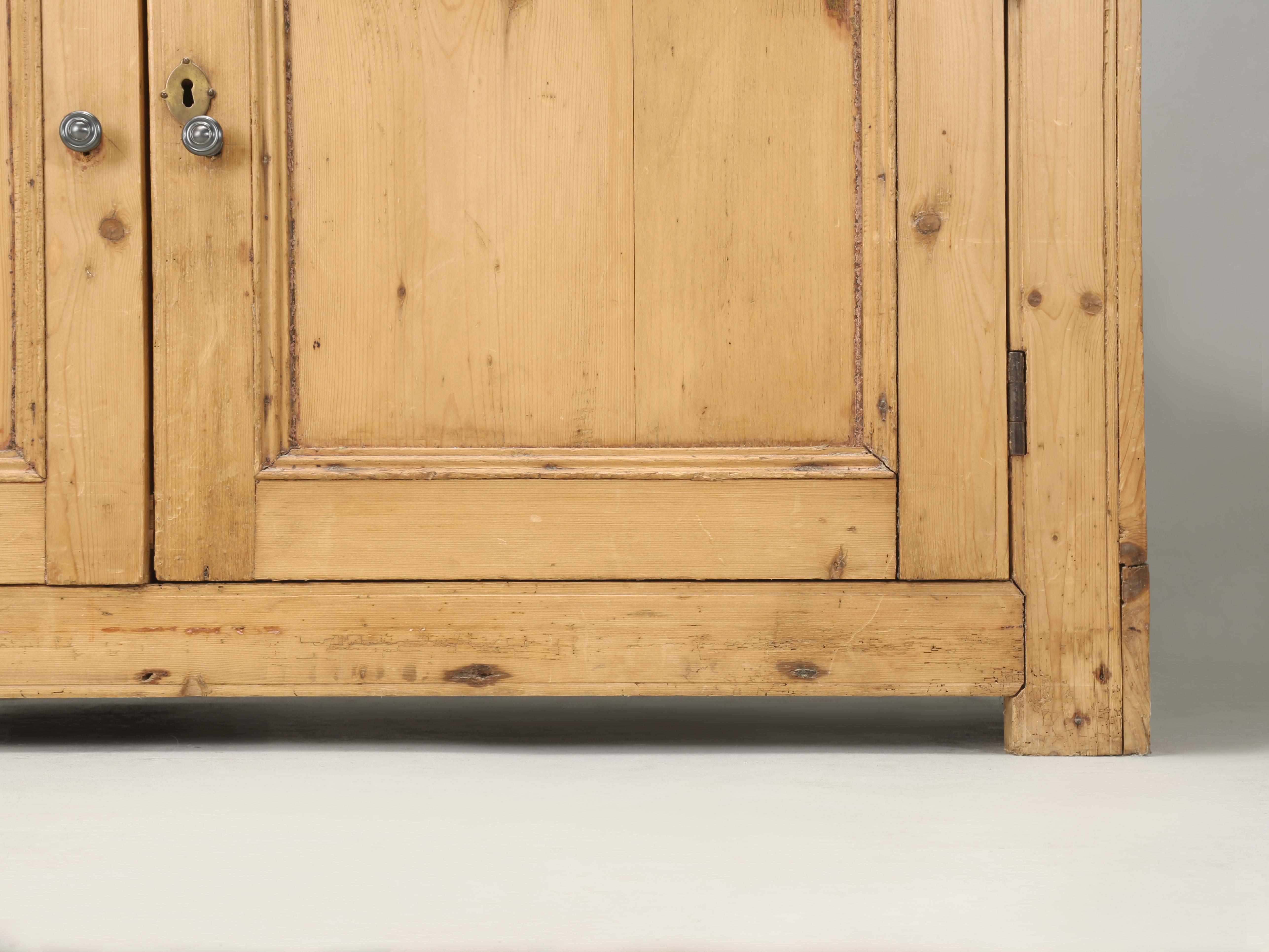 Antique Irish Pine Cupboard Made in the 1800's and Still Quite Original in vendita 2