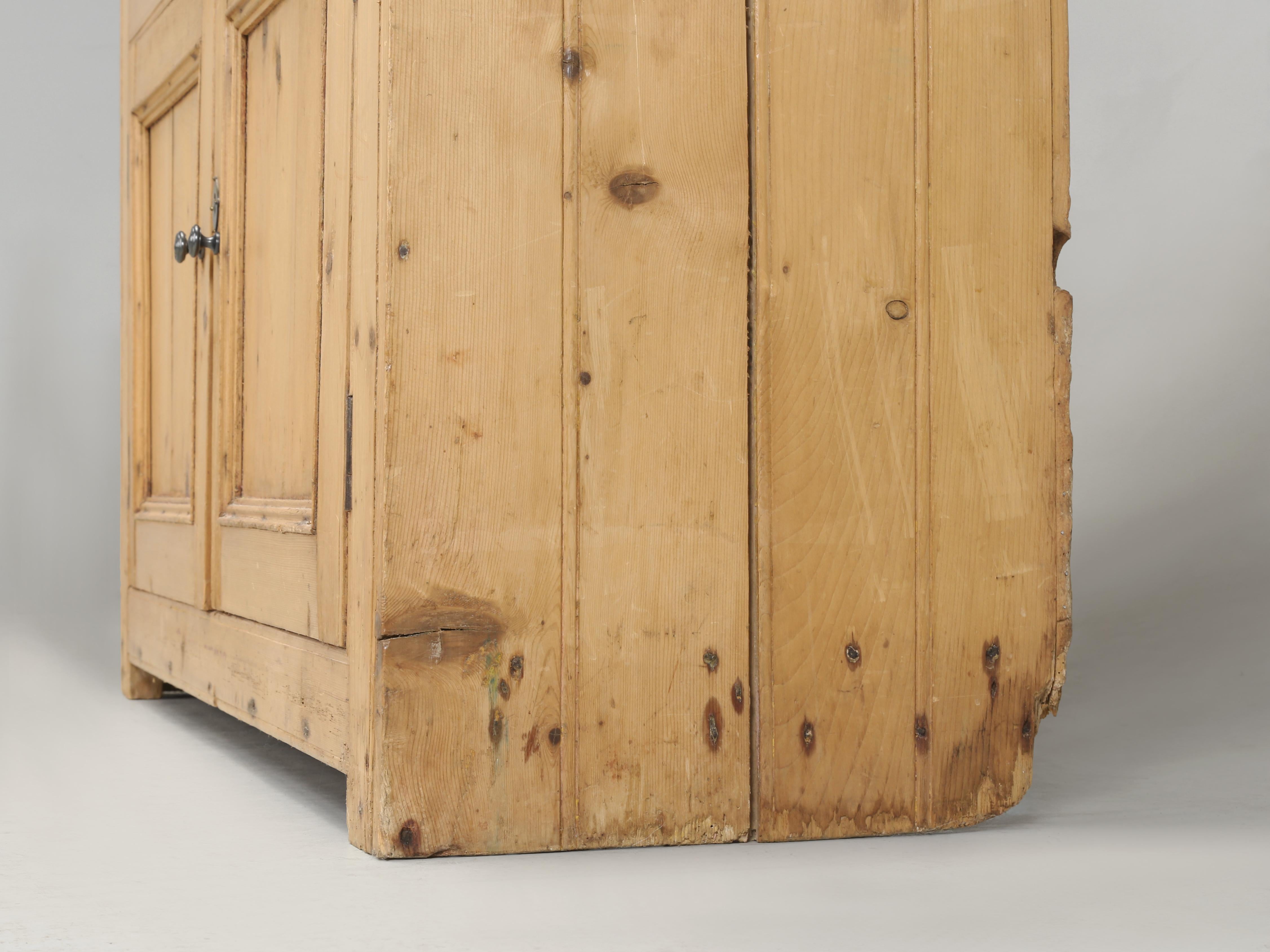Antique Irish Pine Cupboard Made in the 1800's and Still Quite Original in vendita 3