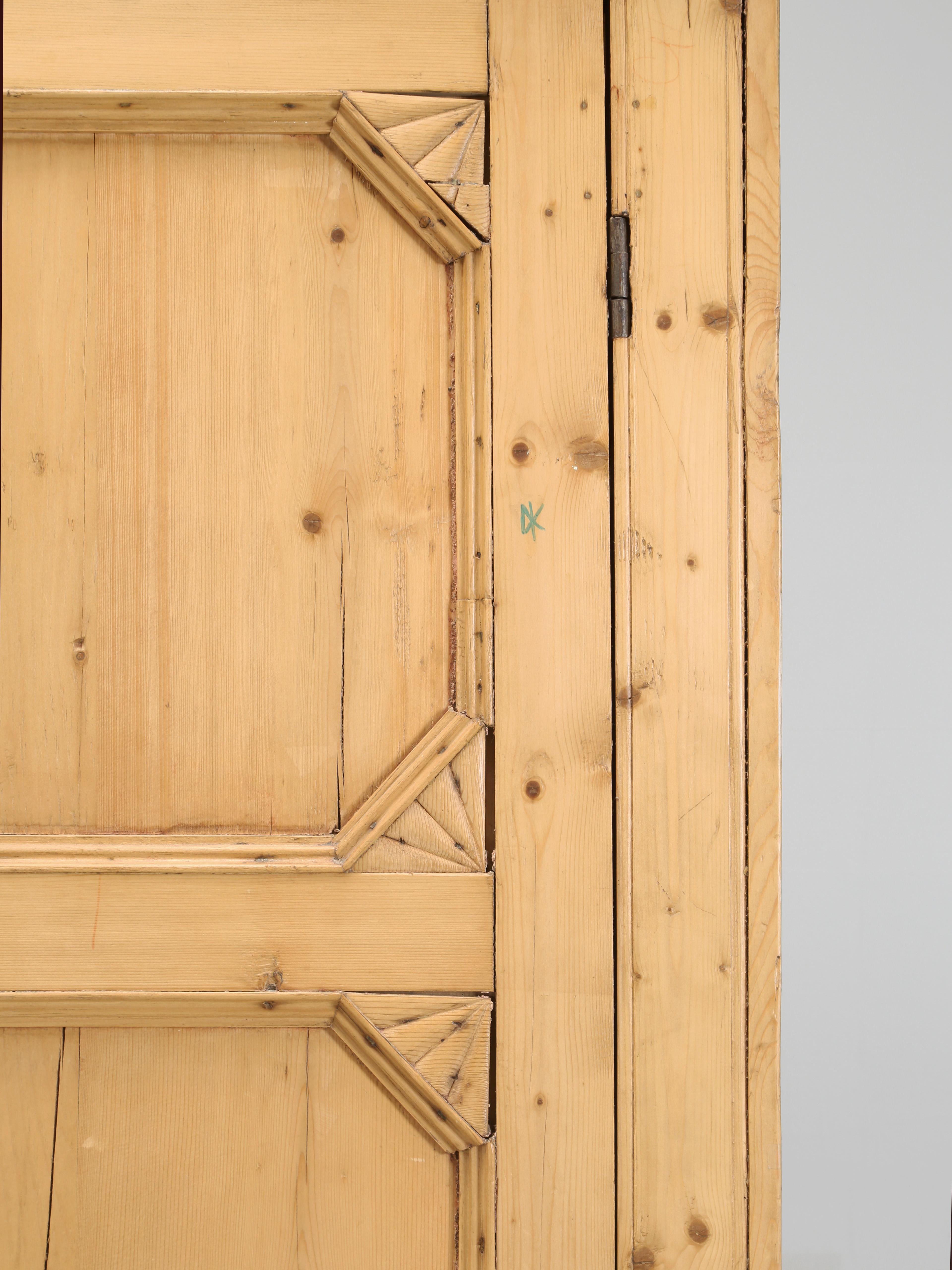 Antique Irish Pine Cupboard Made in the 1800's and Still Quite Original In condizioni buone in vendita a Chicago, IL
