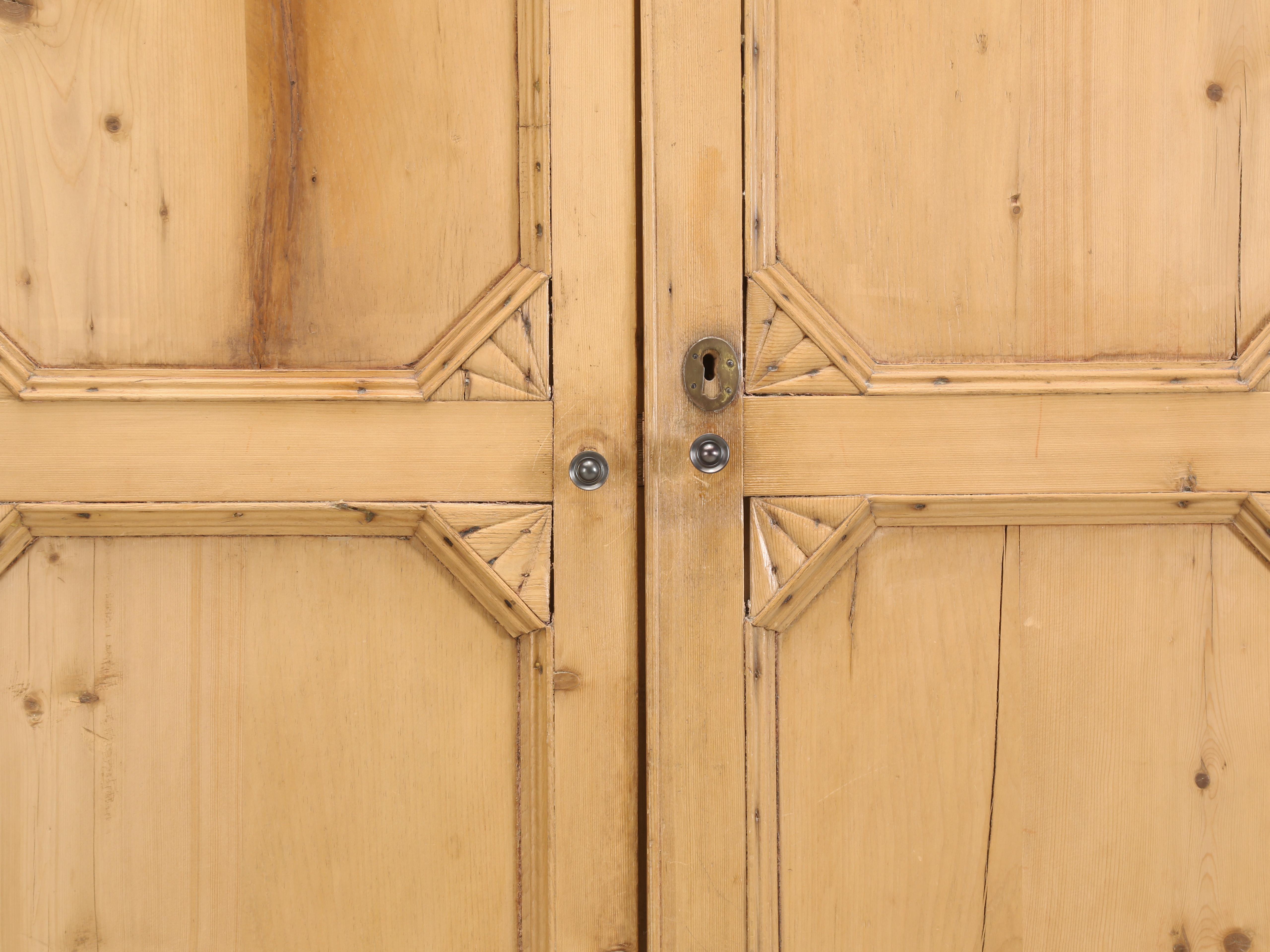 Fine XIX secolo Antique Irish Pine Cupboard Made in the 1800's and Still Quite Original in vendita