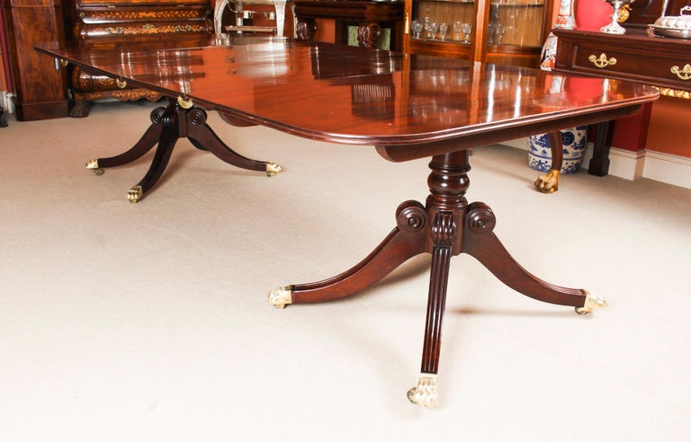 This is an elegant antique Irish Regency Period dining table, dating from Circa 1820.

The table is of rectangular form with rounded corners and reeded edge. It is raised on stunning ring and baluster turned stems with rondel headed ribbed downswept