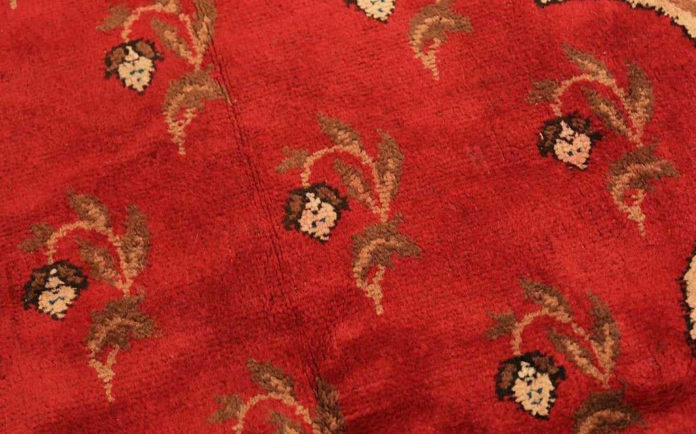 Antiker irischer Teppich, Maße: 14 ft 9 in x 10 ft 4 in (4,5 m x 3,15 m). CIRCA 1930er Jahre
Insgesamt guter Zustand mit durchgehend gutem, vollem Flor. Leichte Farbspuren in den Rottönen und an den Seiten sind original. Beide Enden sind fertig und
