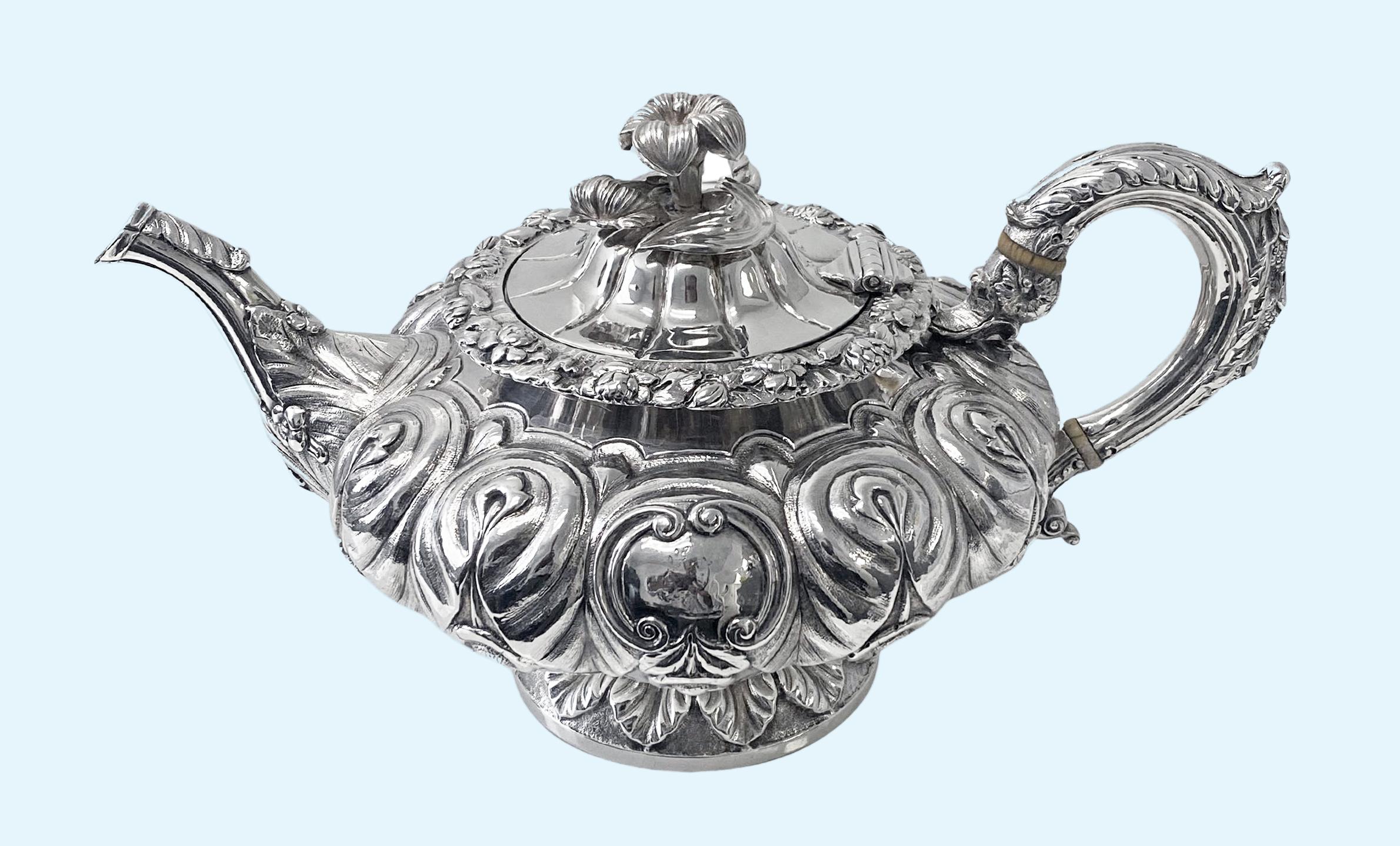 Théière ancienne en argent irlandais, Dublin 1835 Patrick Laughlin. Grande bombe circulaire à décor de feuillage repoussé et estampé sur fond partiellement pointillé, poignée en volute richement ornée de feuilles, bord feuillagé, couvercle en dôme