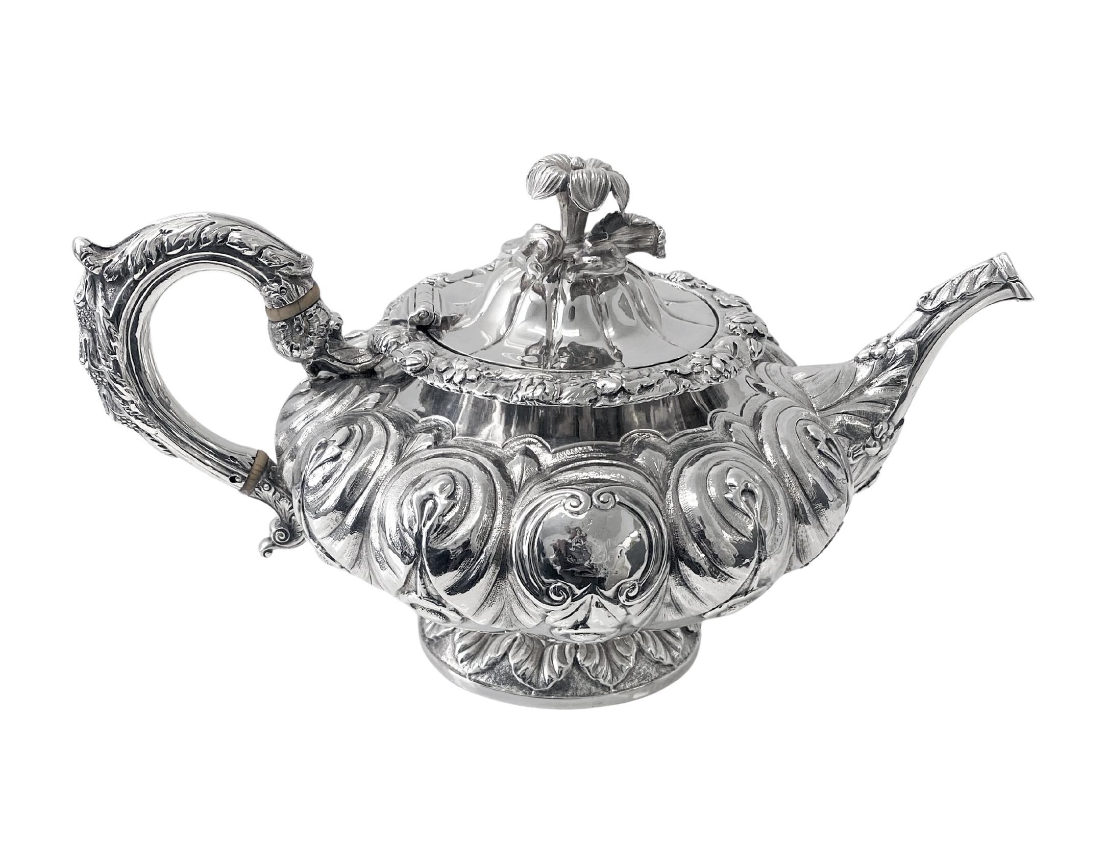 Anglais Ancienne théière irlandaise en argent, Dublin 1835 Patrick Laughlin en vente