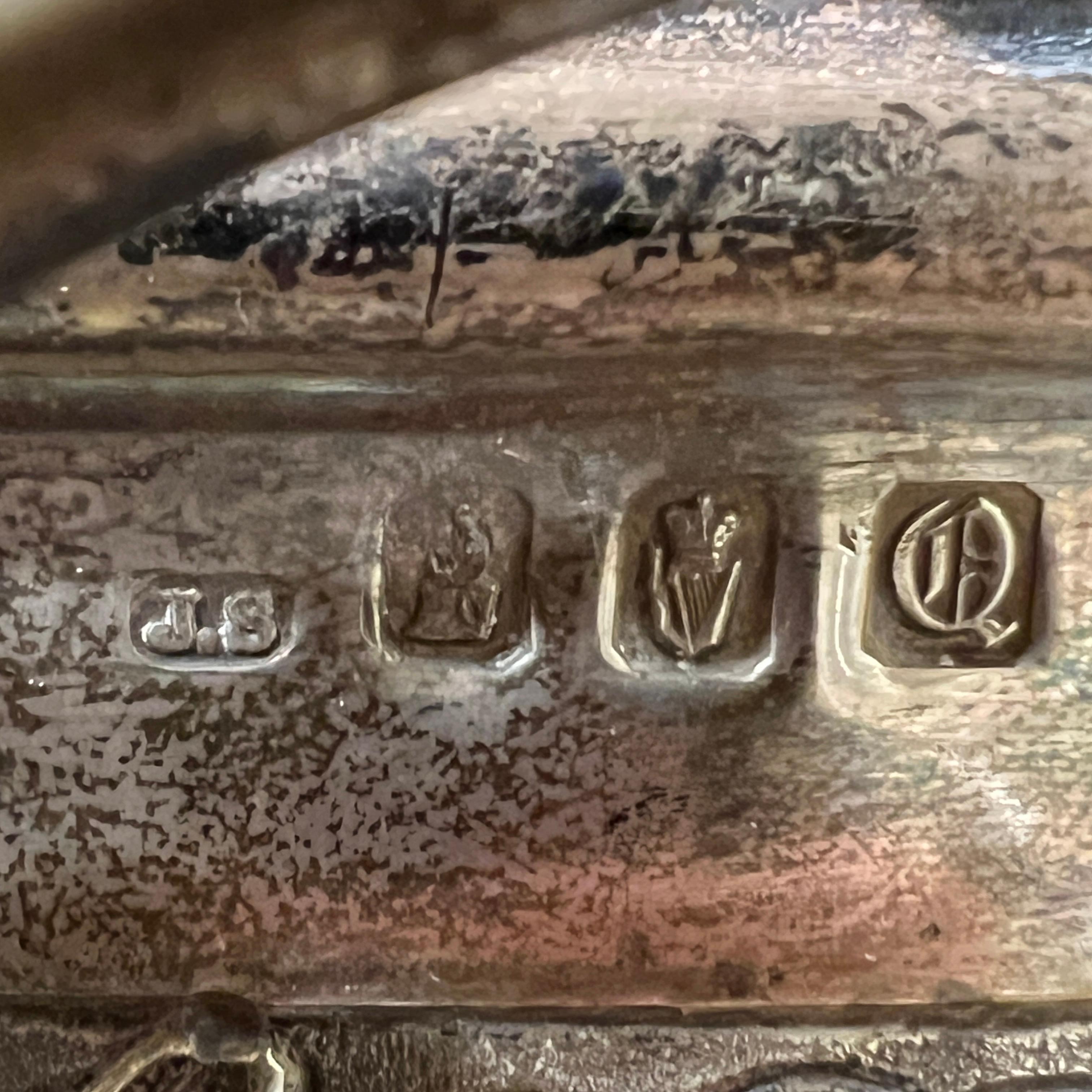 Antike irische Hängelampe im kirchlichen neugotischen Stil, datiert 1911, von John Smith aus Dublin.  57 Zoll hoch und 12 Zoll breit, mit einem einzigen Kerzenhalter in der Mitte und verziert mit Cabochon rot und violett Glas, verschiedene gotische