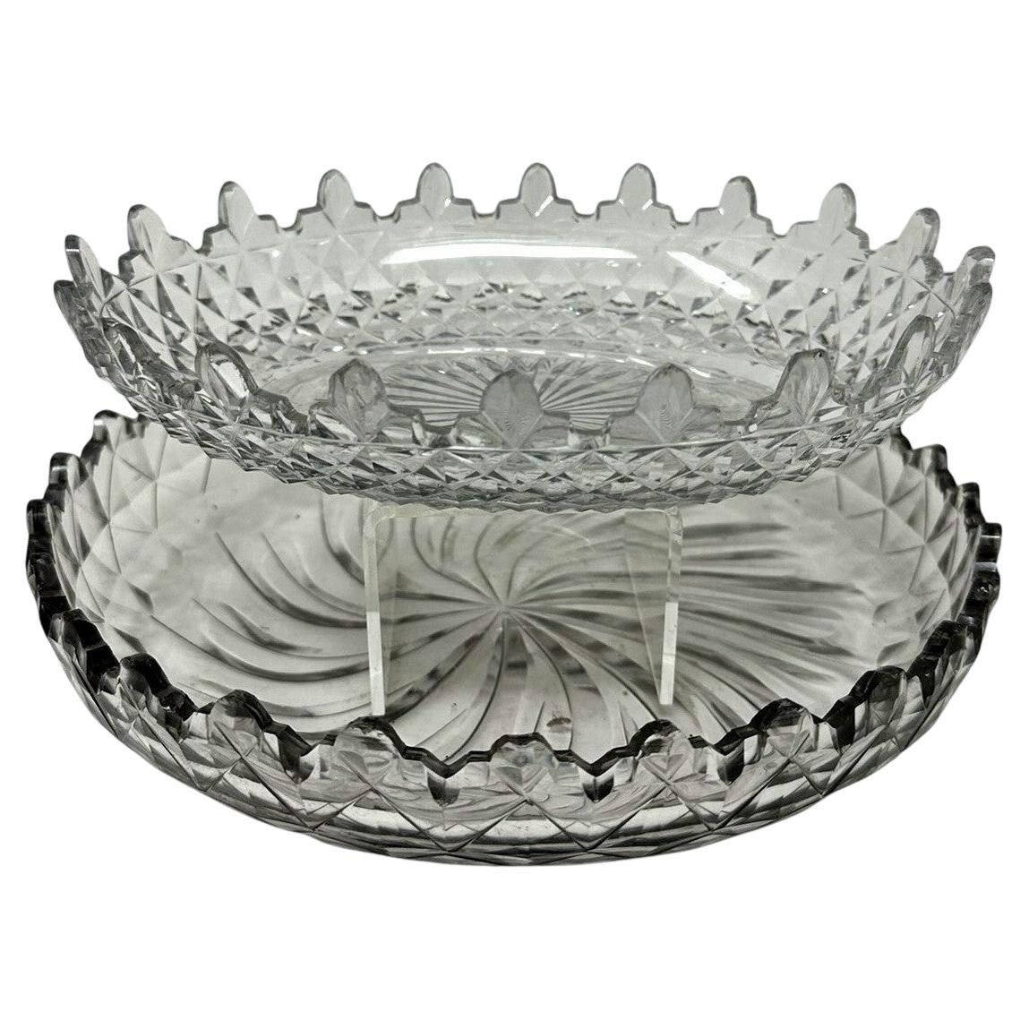 Un impressionnant et assez rare bol à fruits ou centre de table circulaire en cristal irlandais plein plomb taillé à la main, de taille généreuse et de forme circulaire, ainsi qu'un plat similaire de forme ovale avec une décoration similaire. Tous