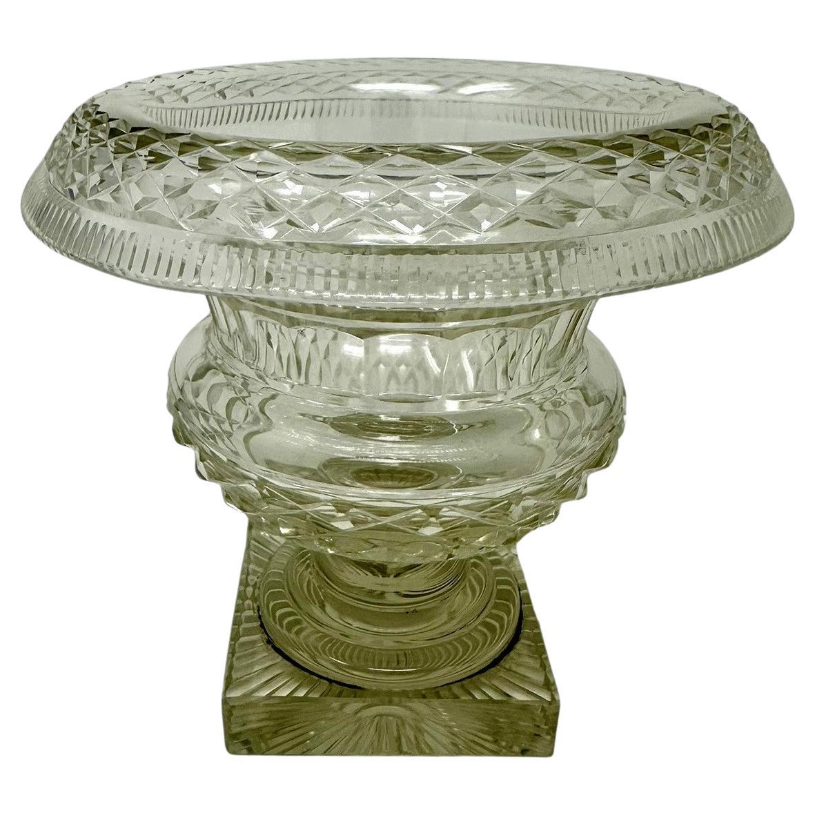 
Une impressionnante coupe à piédestal en cristal irlandais plein plomb, taillée à la main, de forme circulaire et de proportions compactes. Fabriqué par la Old Waterford Glass Company, dans le comté de Tipperary en Irlande, du début au milieu du