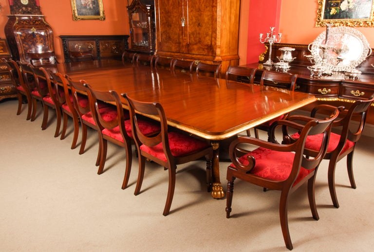 Ancienne table à manger irlandaise Regency à deux piliers 19ème siècle et 18 chaises de salle à ...