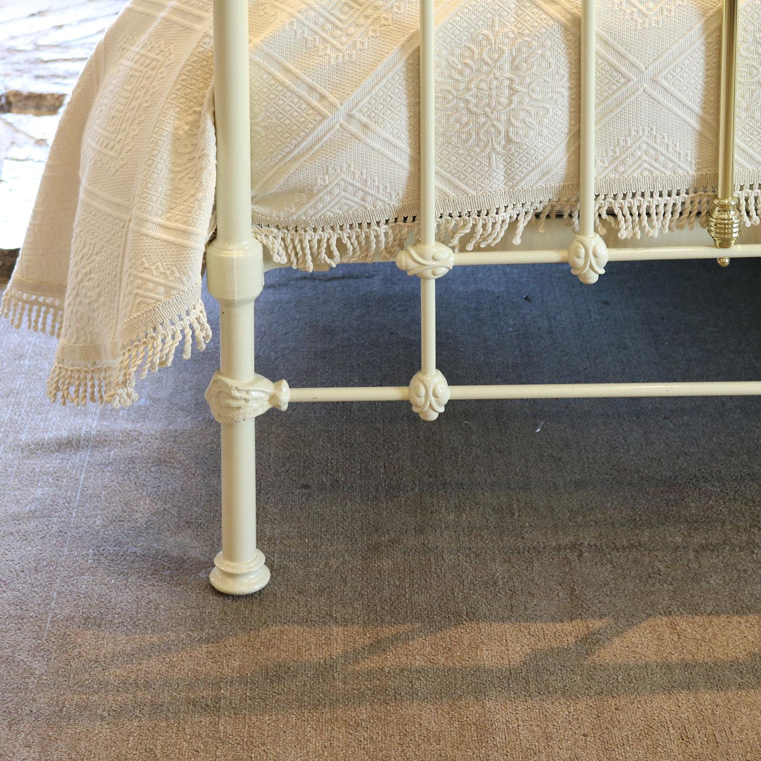 Antikes cremefarbenes Bett aus Messing und Eisen mit geschwungenem Messing-Geländer. 

Dieses Bett ist für ein britisches King-Size- oder amerikanisches Queen-Size-Bett (5 Fuß breit:: 60 Zoll oder 150 cm) und ein Matratzen-Set geeignet. 

Der Preis