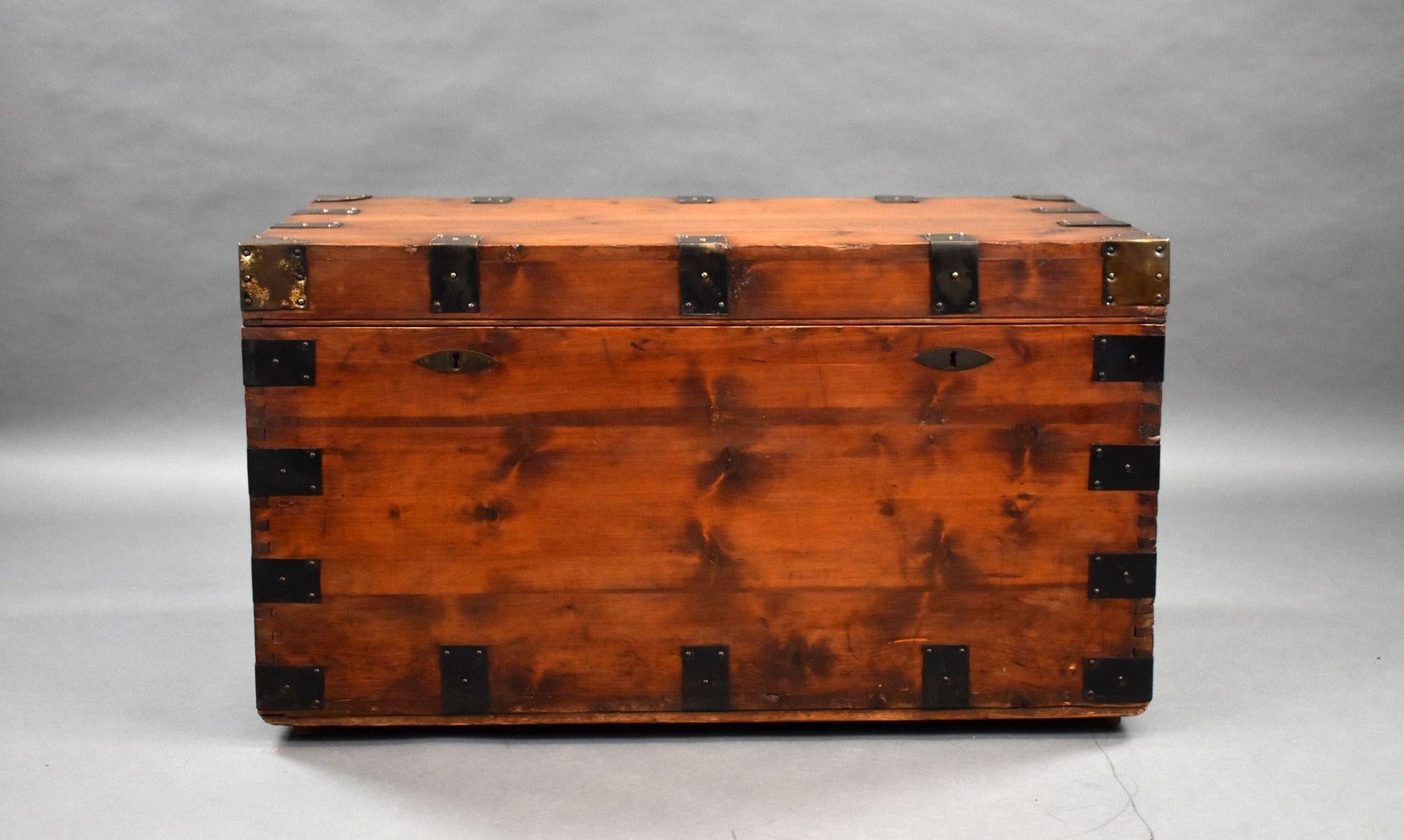 Malle ancienne en pin cerclée de fer en bon état avec des poignées de transport de chaque côté. Serait idéal pour être utilisé comme table basse/rangement.