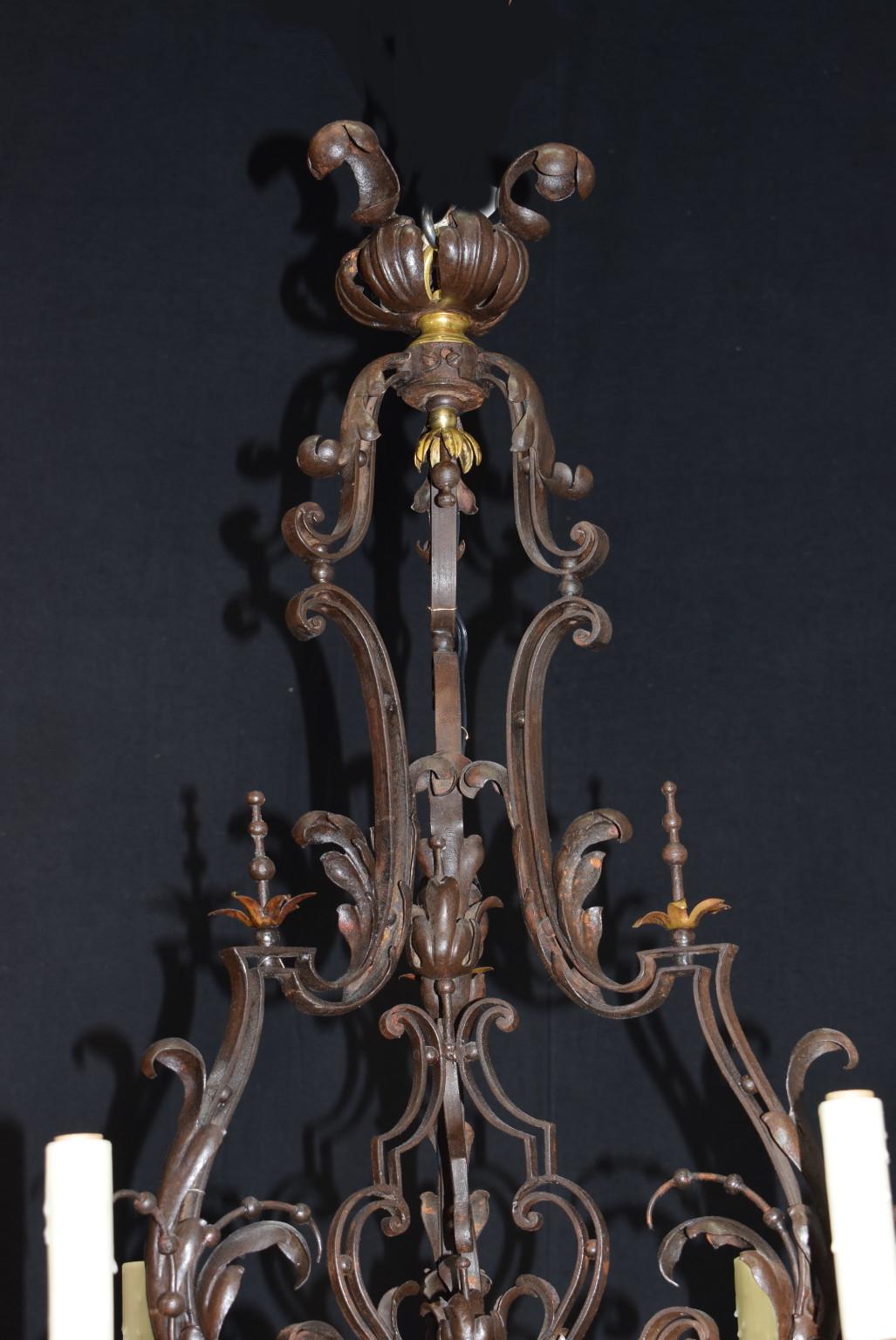 Lustre en fer de style cage Louis XV de France à six lumières.