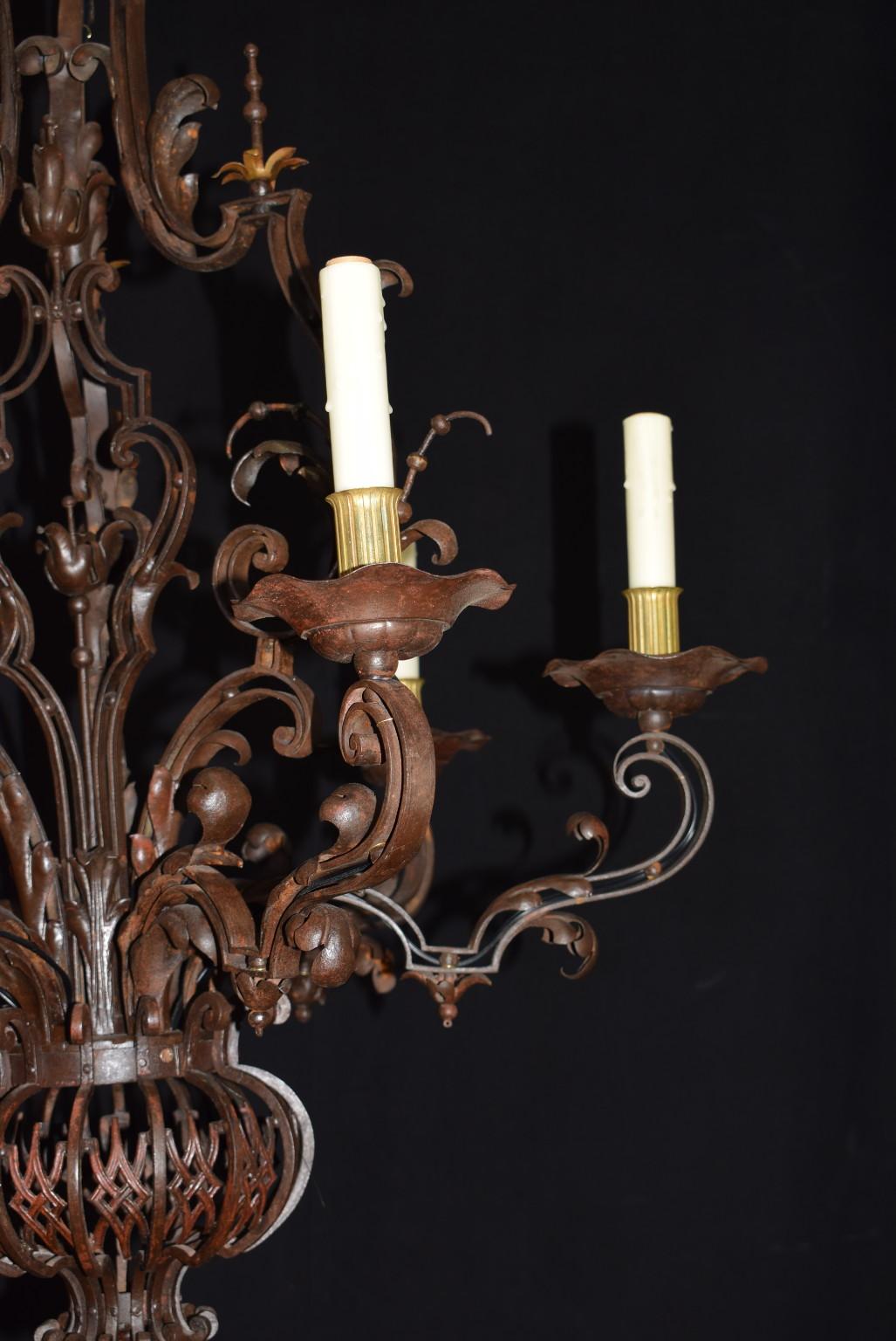 Français Lustre en fer ancien en vente