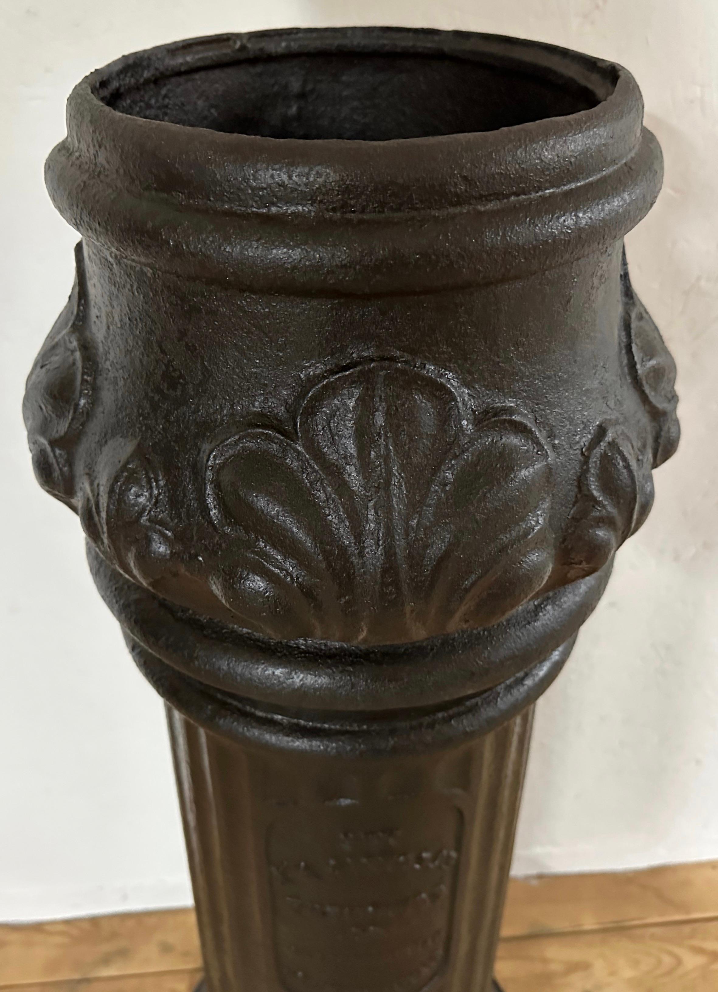 Piédestal ou socle de colonne en fer ancien en vente 1