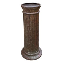 Pedestal o zócalo de columna de hierro antiguo