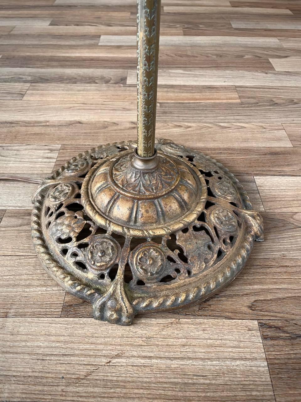 Lampadaire en fer ancien avec abat-jour d'origine en vente 3