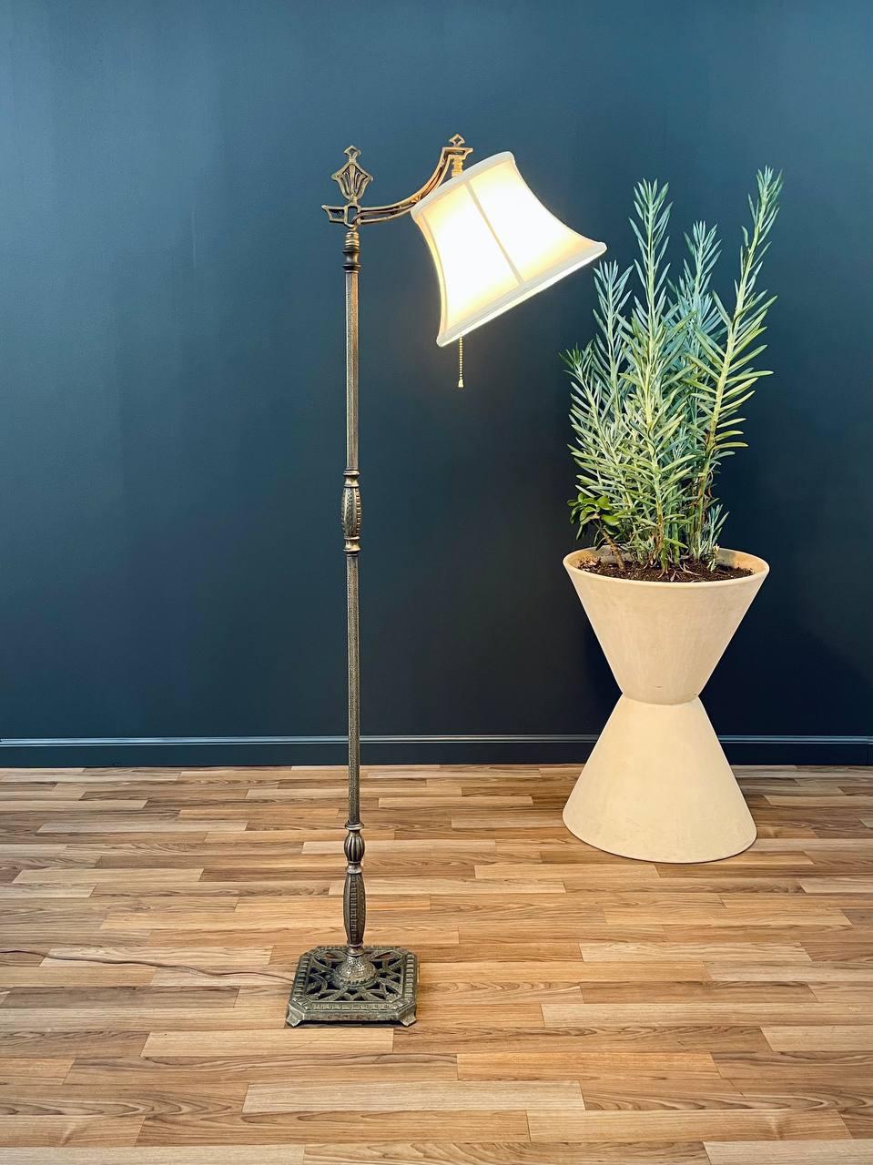 alte stehlampe mit schirm