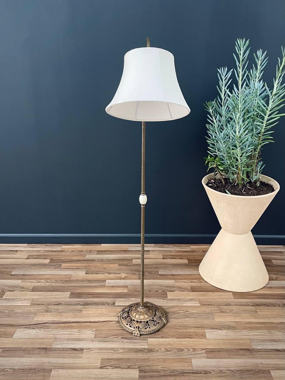 Américain Lampadaire en fer ancien avec abat-jour d'origine en vente