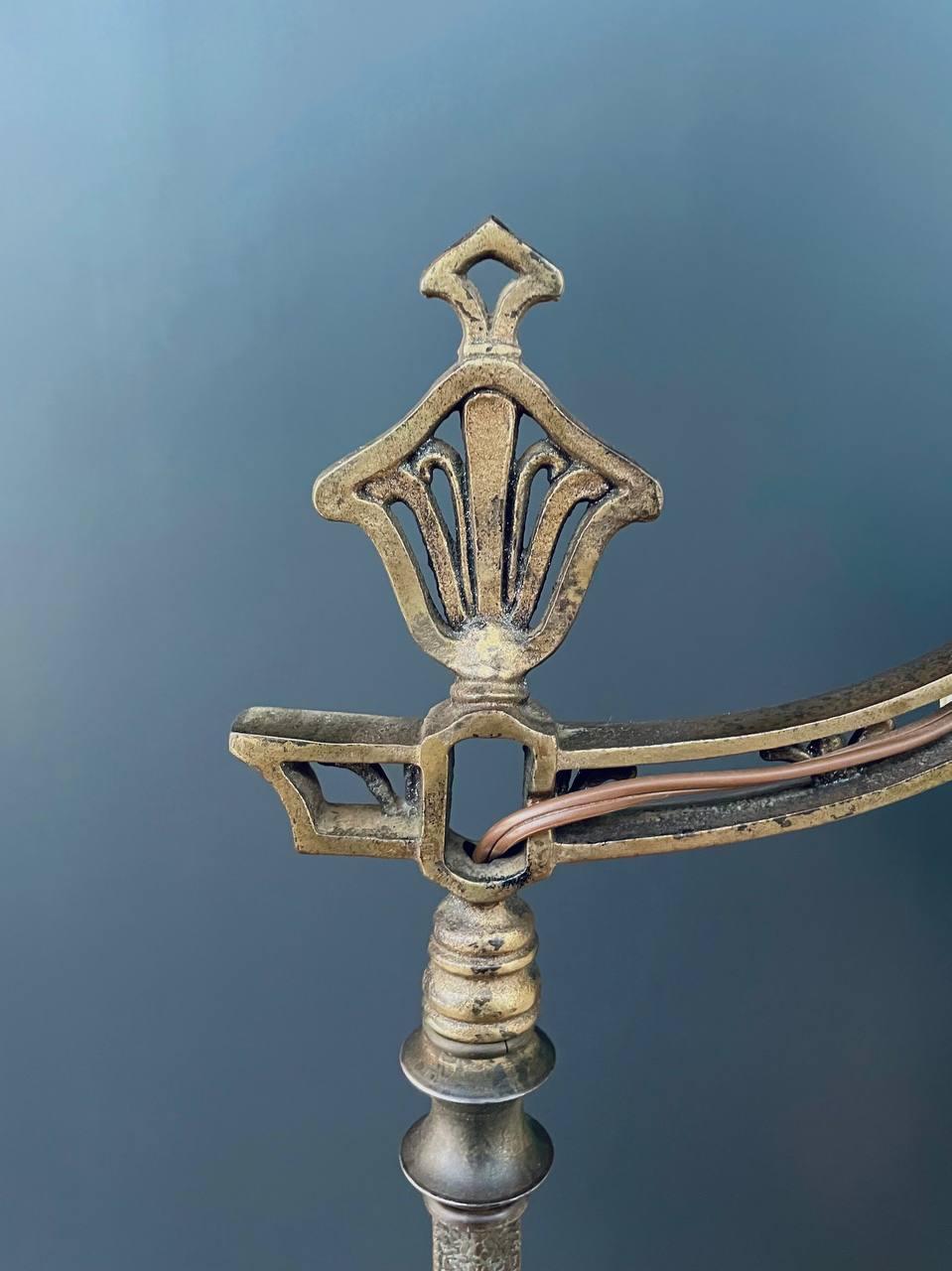 Antike Stehlampe aus Eisen mit Original-Schirm im Zustand „Gut“ in Los Angeles, CA