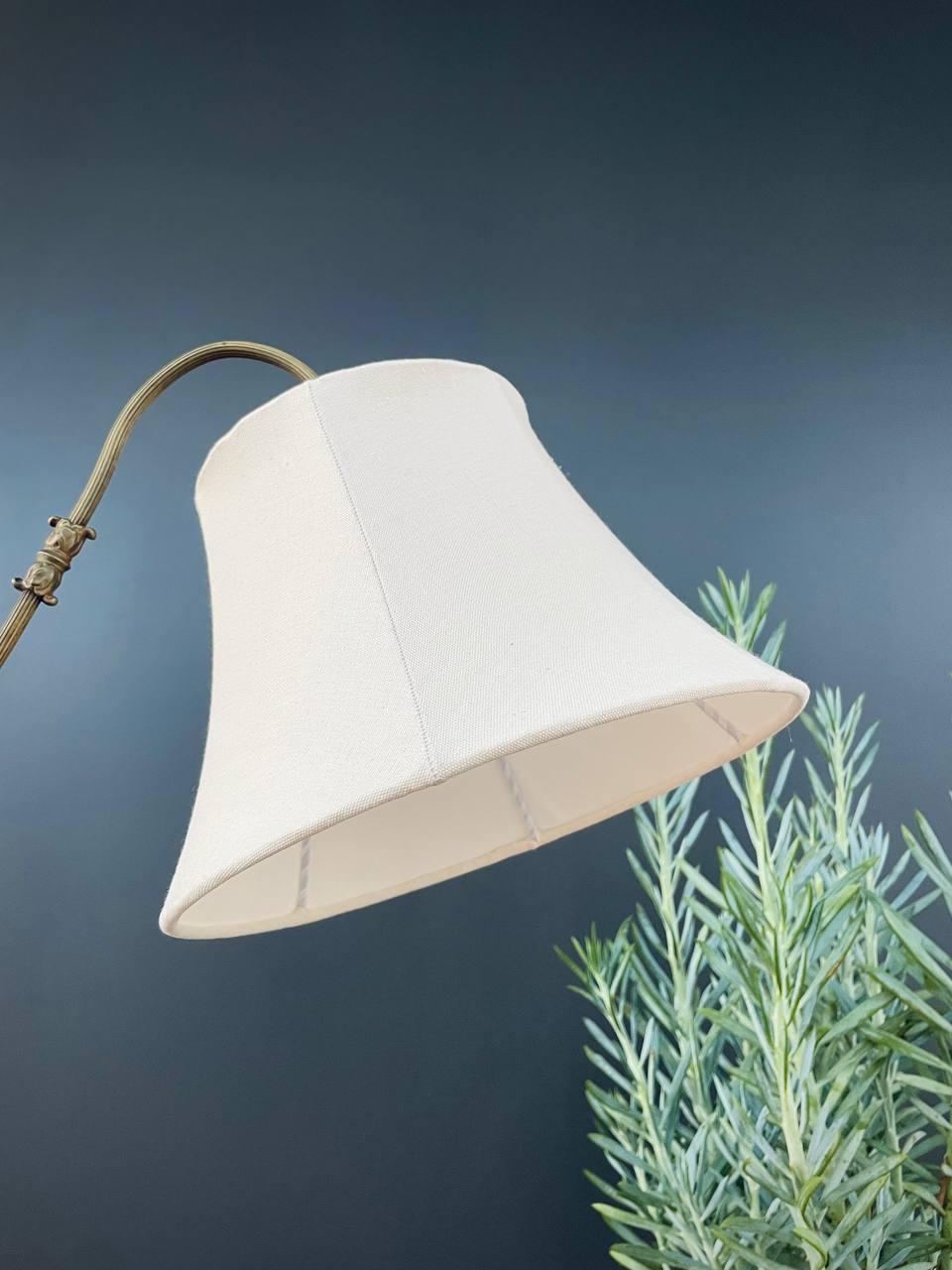 Milieu du XXe siècle Lampadaire en fer ancien avec abat-jour d'origine en vente