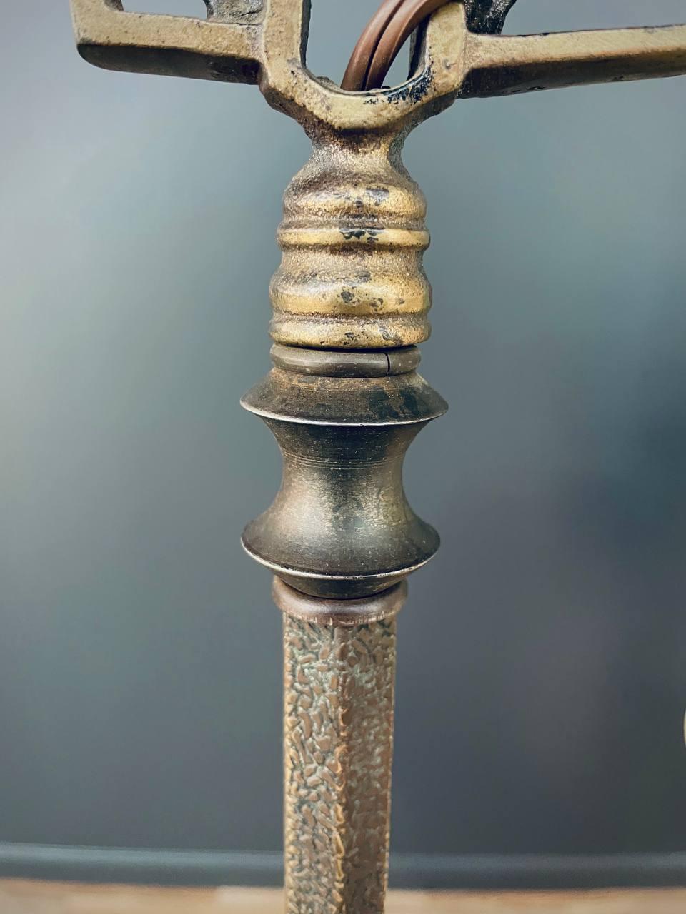 Antike Stehlampe aus Eisen mit Original-Schirm (Mitte des 20. Jahrhunderts)