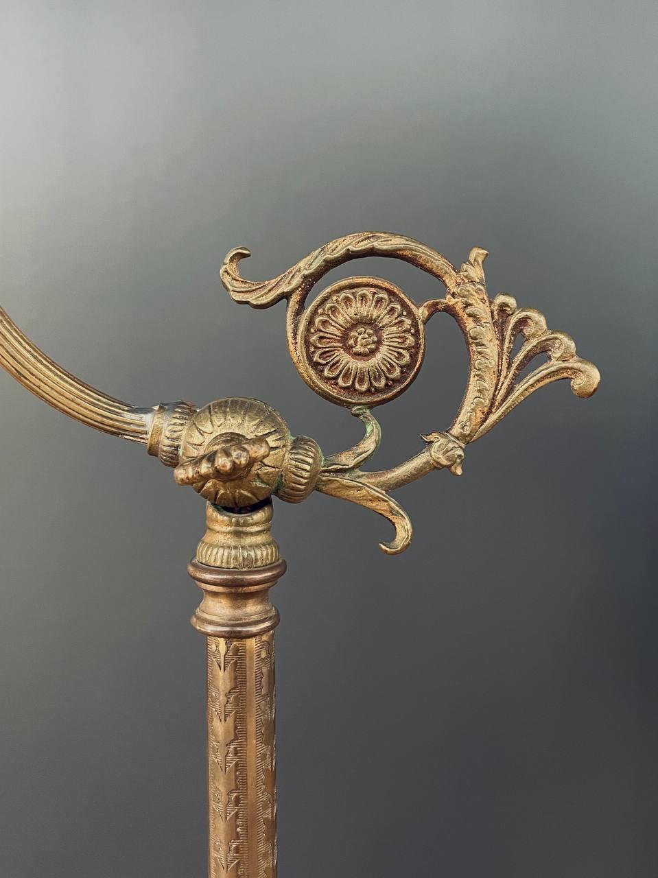 Lampadaire en fer ancien avec abat-jour d'origine en vente 1