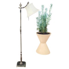 Antike Stehlampe aus Eisen mit Original-Schirm