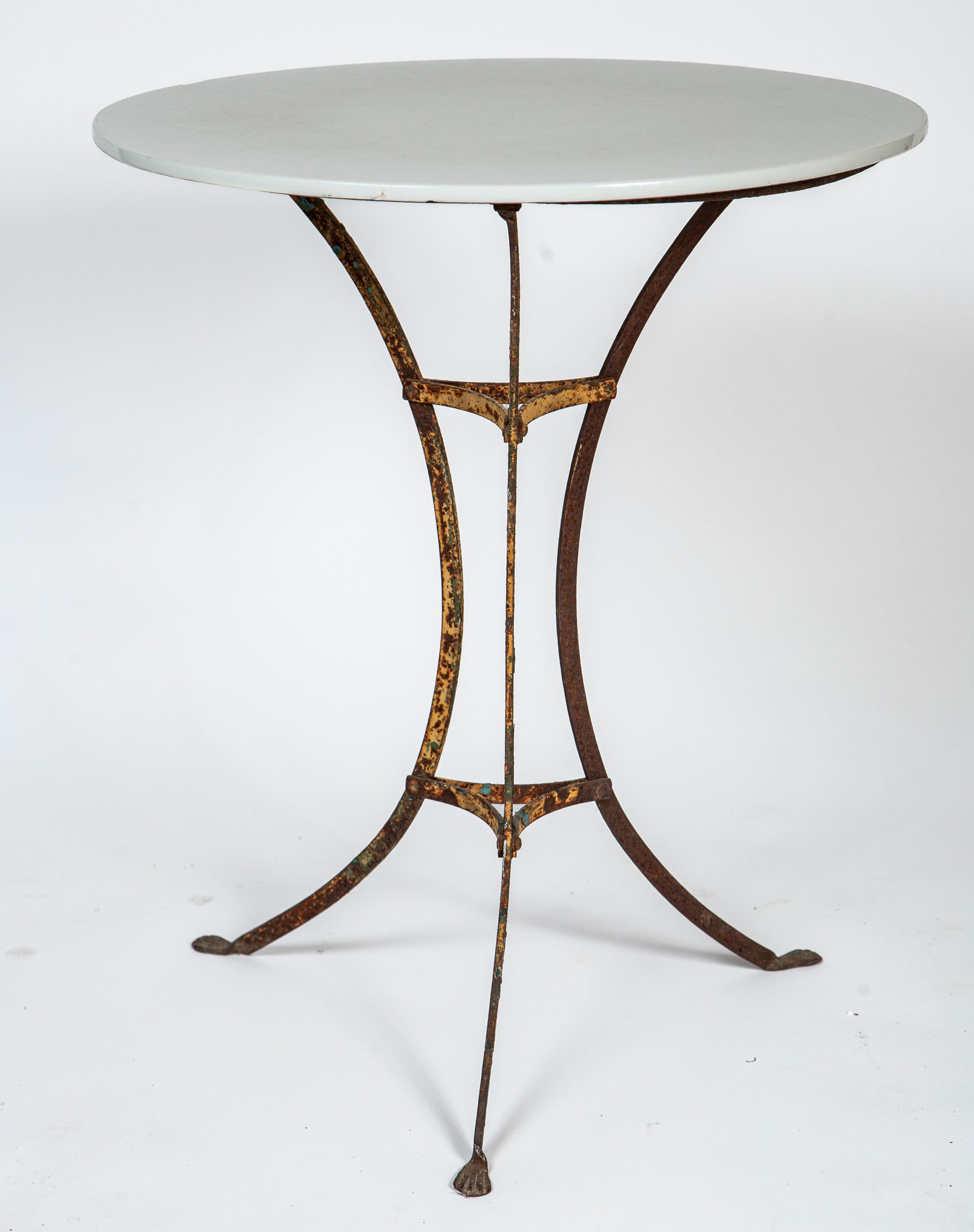 Table de jardin ancienne en fer, Arras, France, vers 1900. Socle en fer avec  peinture vieillie et pieds de pattes moulés. Plateau en verre blanc opaque.
