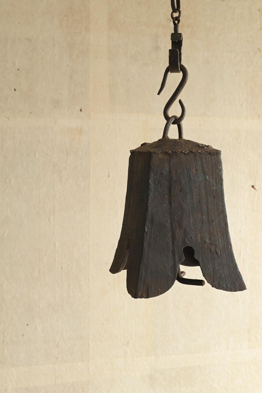 Si tratta di una vecchia campana pendente in ferro che si ritiene sia stata realizzata oltre 100 anni fa. È molto probabile che sia stato prodotto in Giappone, anche se non si può escludere l'origine coreana o cinese. È stato utilizzato per molti