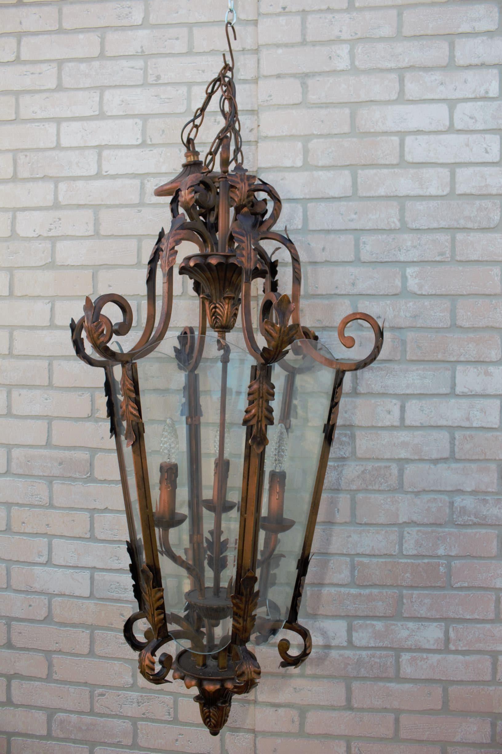 Lanterne d'éclairage ancienne en fer avec détails de feuilles d'acanthe Bon état - En vente à Chicago, IL