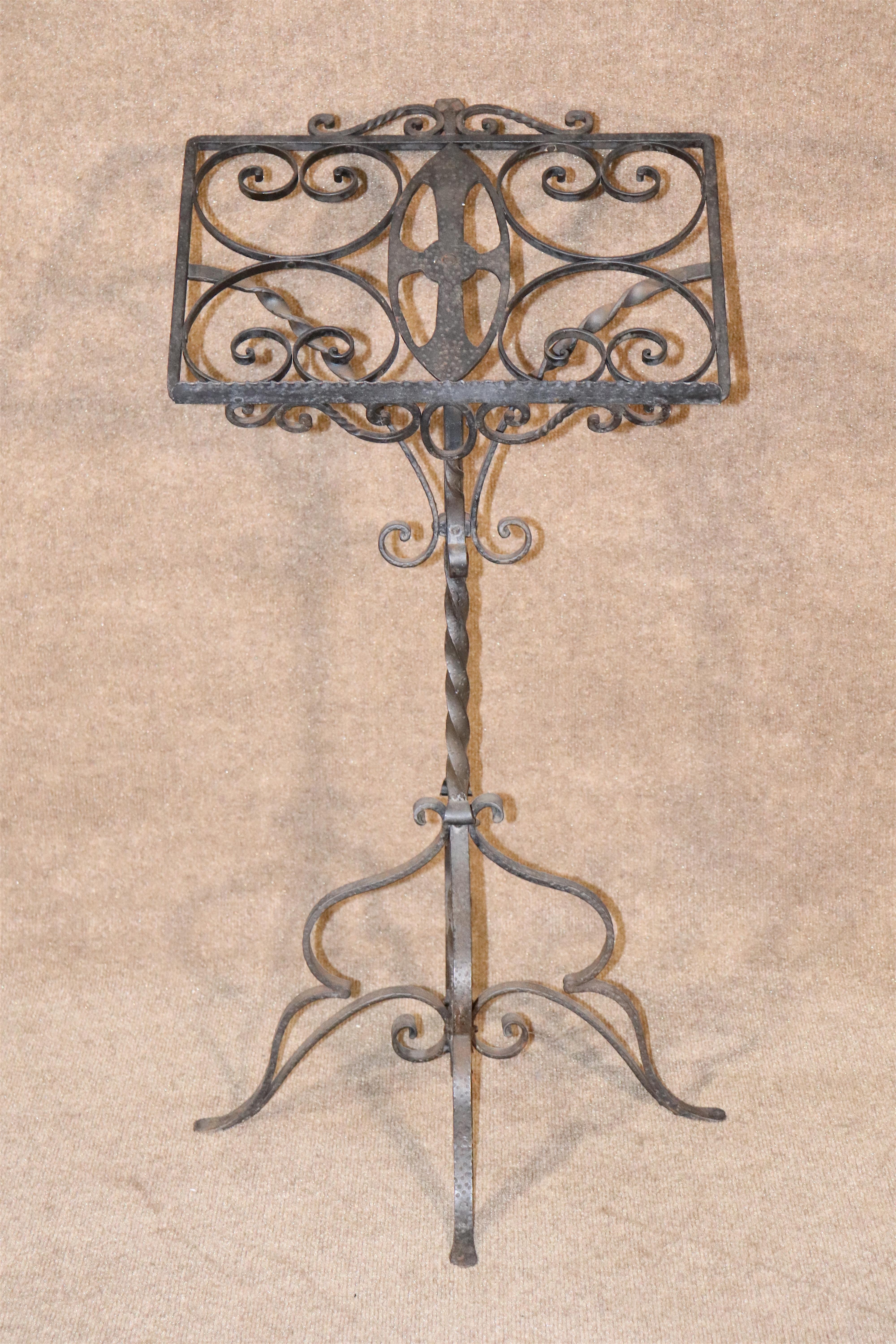 Beautiful iron stand with decorative scrolling details. Great for use for sheet music or as a hostess stand.
Please confirm location.
