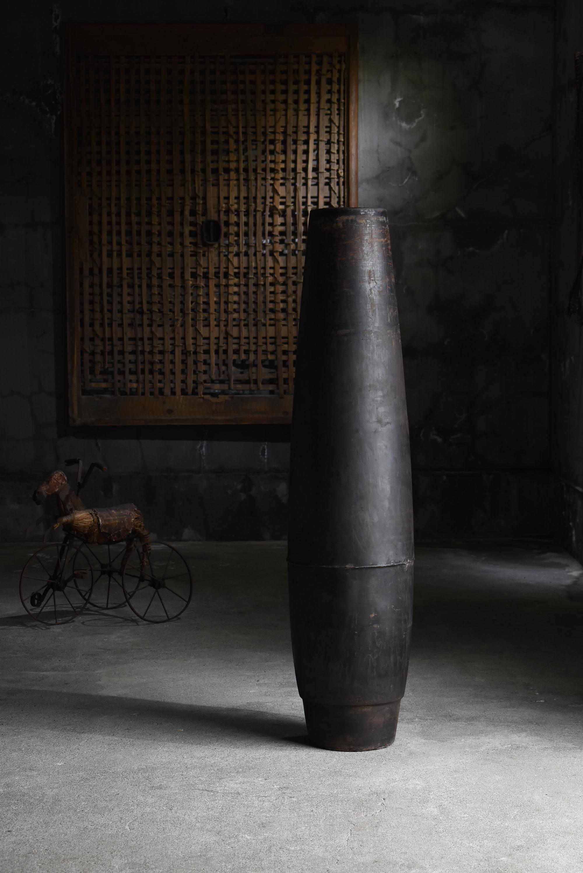 Sehr alter Eisenzylinder.
Vermutlich handelt es sich um eine Granate, die während des Krieges über Japan abgeworfen wurde.
Man geht davon aus, dass es sich um die Zeit zwischen 1900 und 1940 handelt.

Einige Zeit nach dem Abwurf wurde dieser