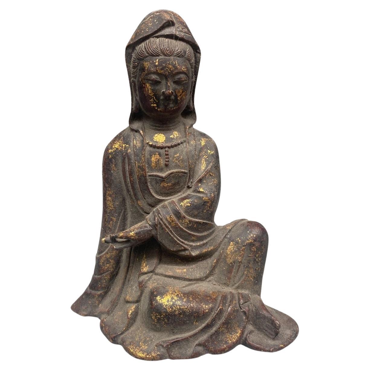 Estatua asiática antigua de Buda sentado en hierro con una mano en el suelo