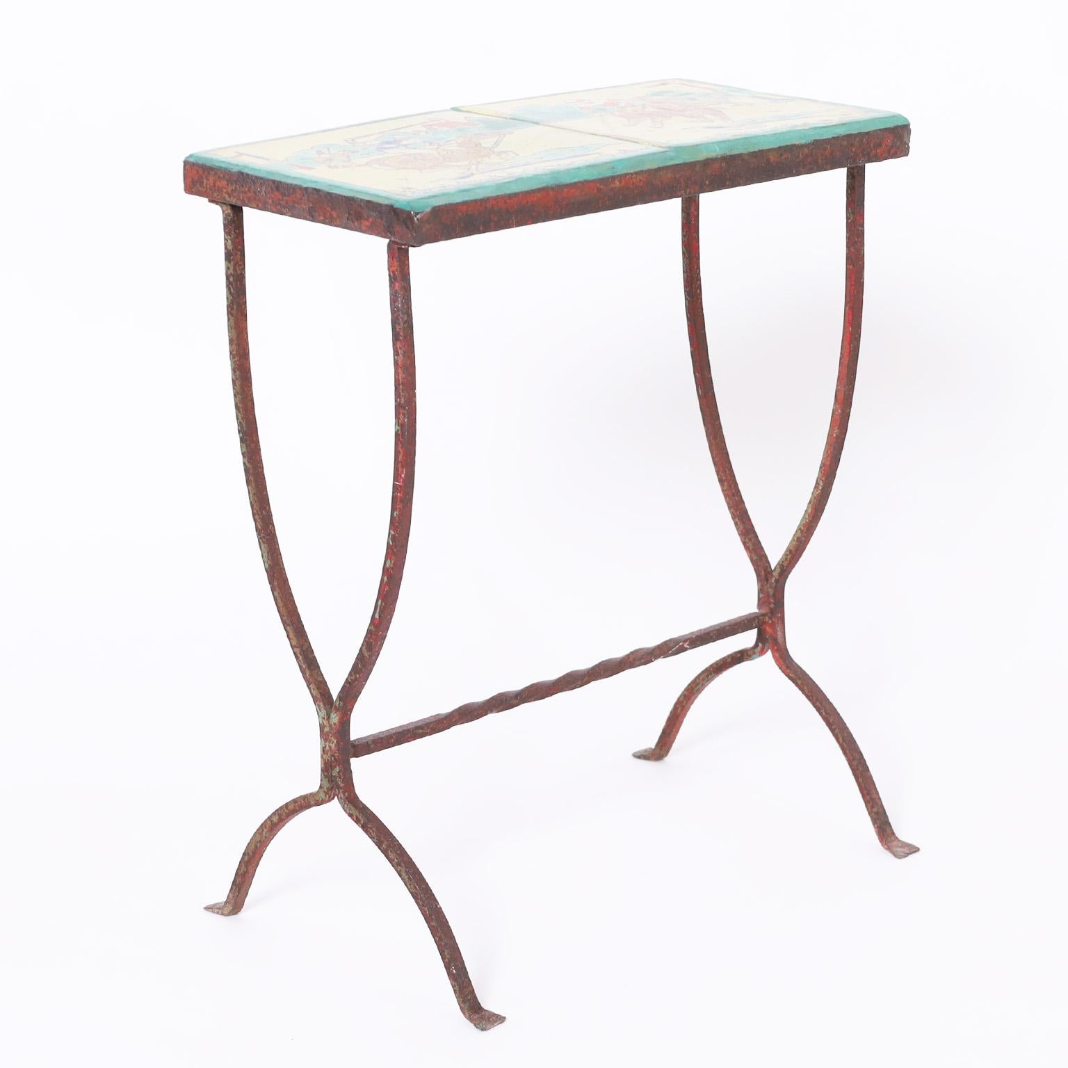 Arts and Crafts Table ou support en fer ancien avec plateau en carreaux sur le thème du polo en vente