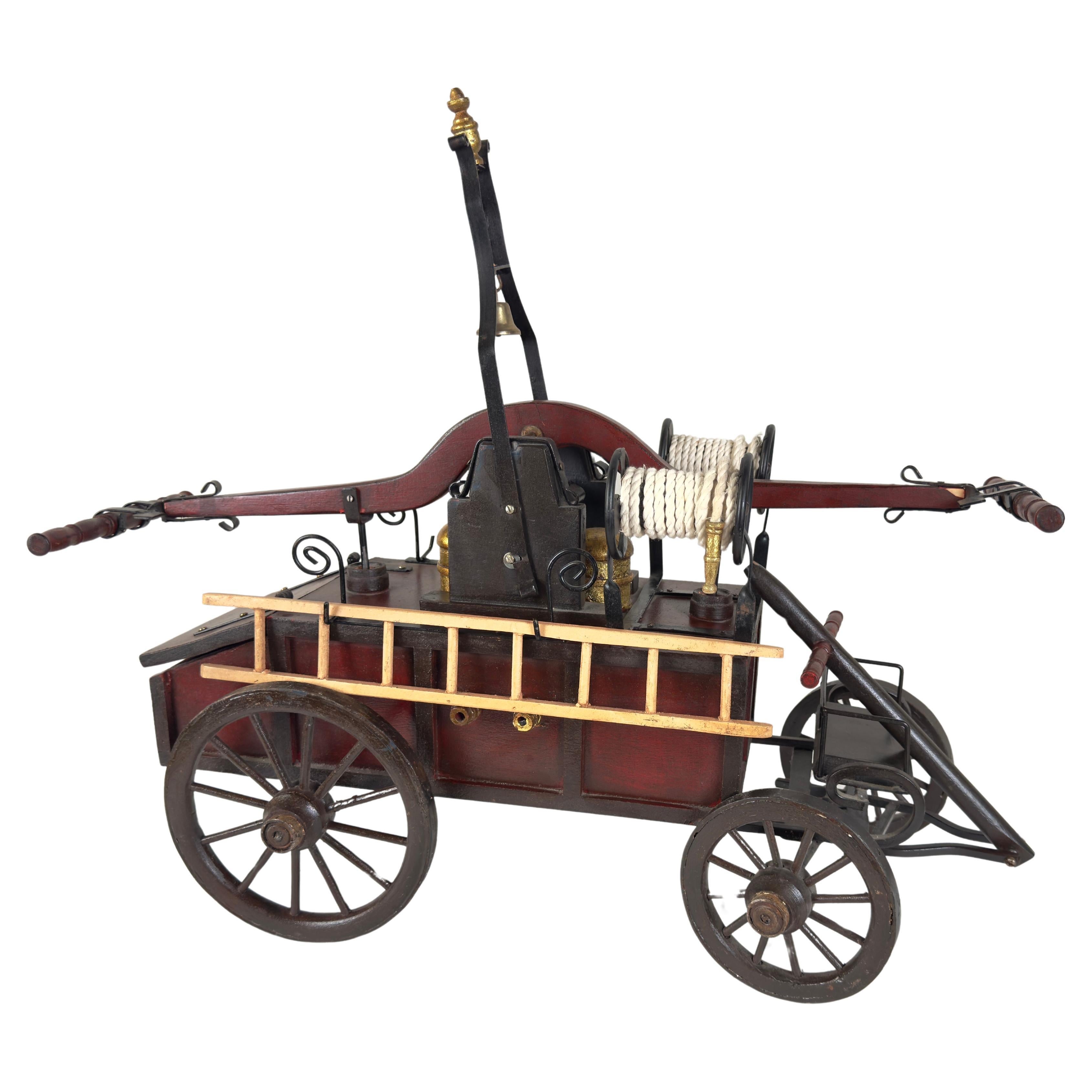Gran maqueta o escultura antigua de un camión de bomberos de hierro y madera