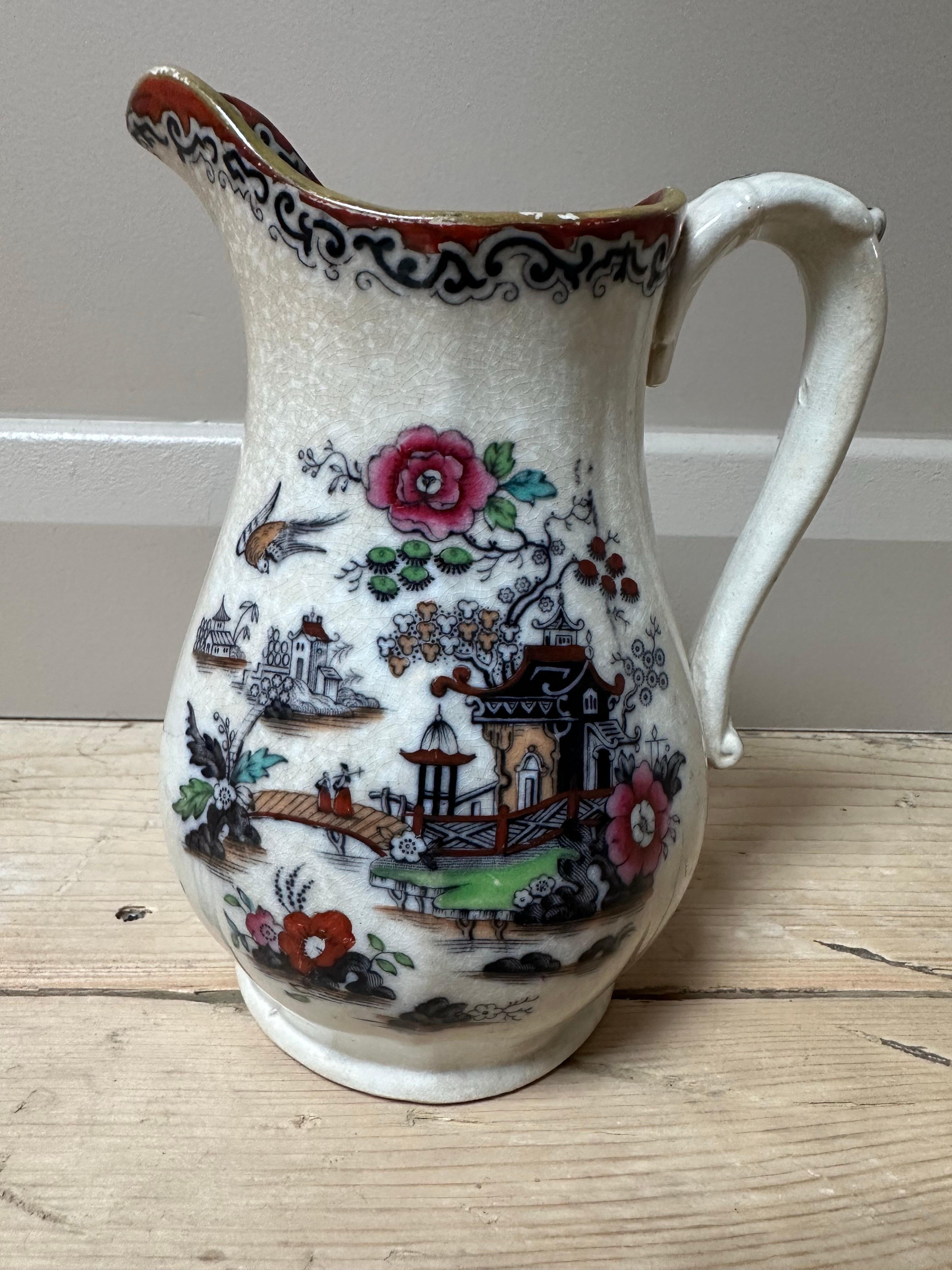 Dies ist ein antiker Eisensteinkrug aus England mit einem Transferware-Design. 
MATERIAL: Es besteht aus Eisenstein, einer haltbaren Keramik, die im 19. Jahrhundert als robustere und preiswertere Alternative zu Porzellan entwickelt wurde.