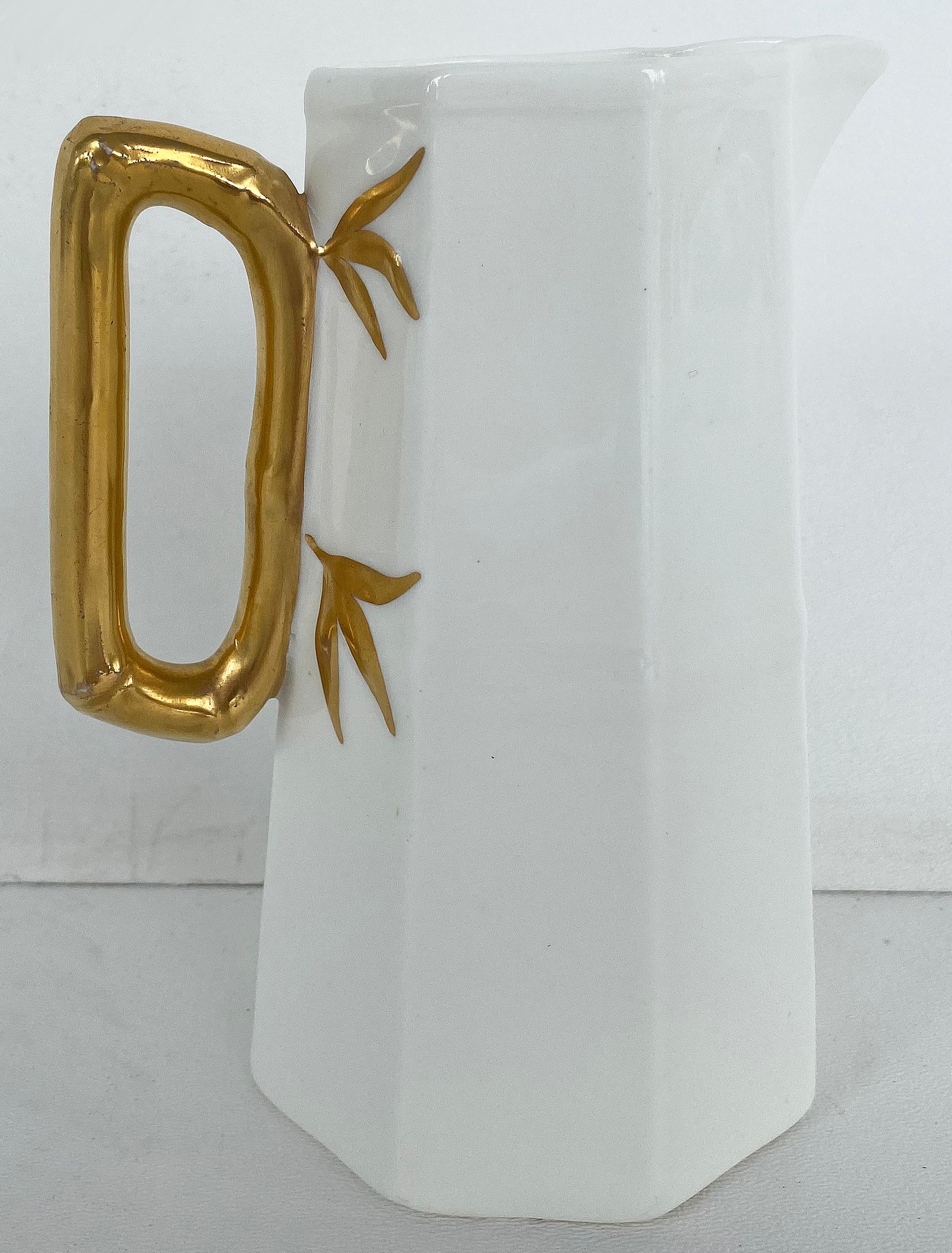 Pichet ancien en porcelaine ironstone avec anse dorée ornementée

Nous vous proposons un beau pichet octogonal en grès blanc antique avec une merveilleuse anse dorée de façon fantaisiste. Il servira non seulement de petit pichet mais fera aussi un