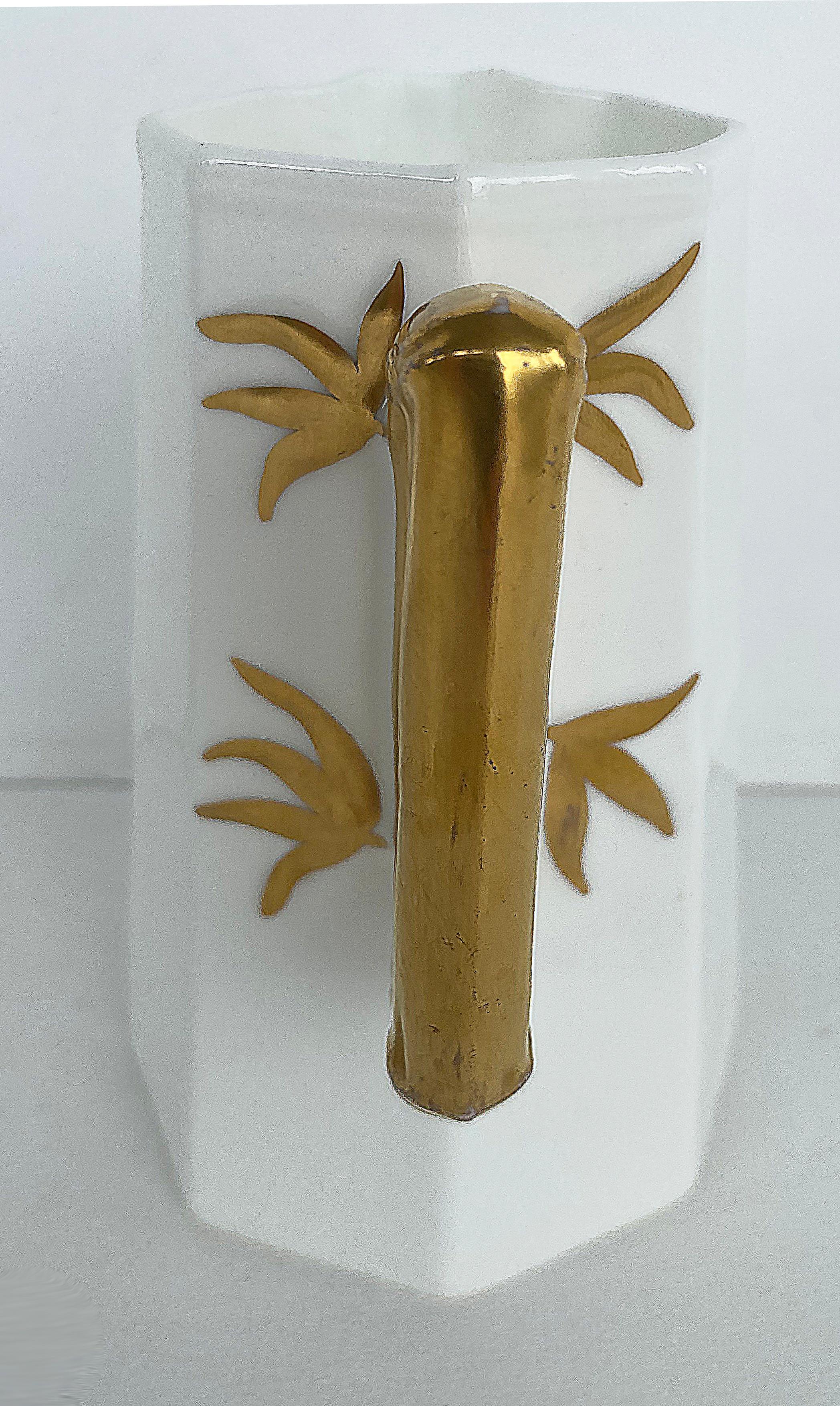 Antiker Eisenstein-Porzellankrug mit verschnörkeltem vergoldetem Griff im Zustand „Gut“ im Angebot in Miami, FL