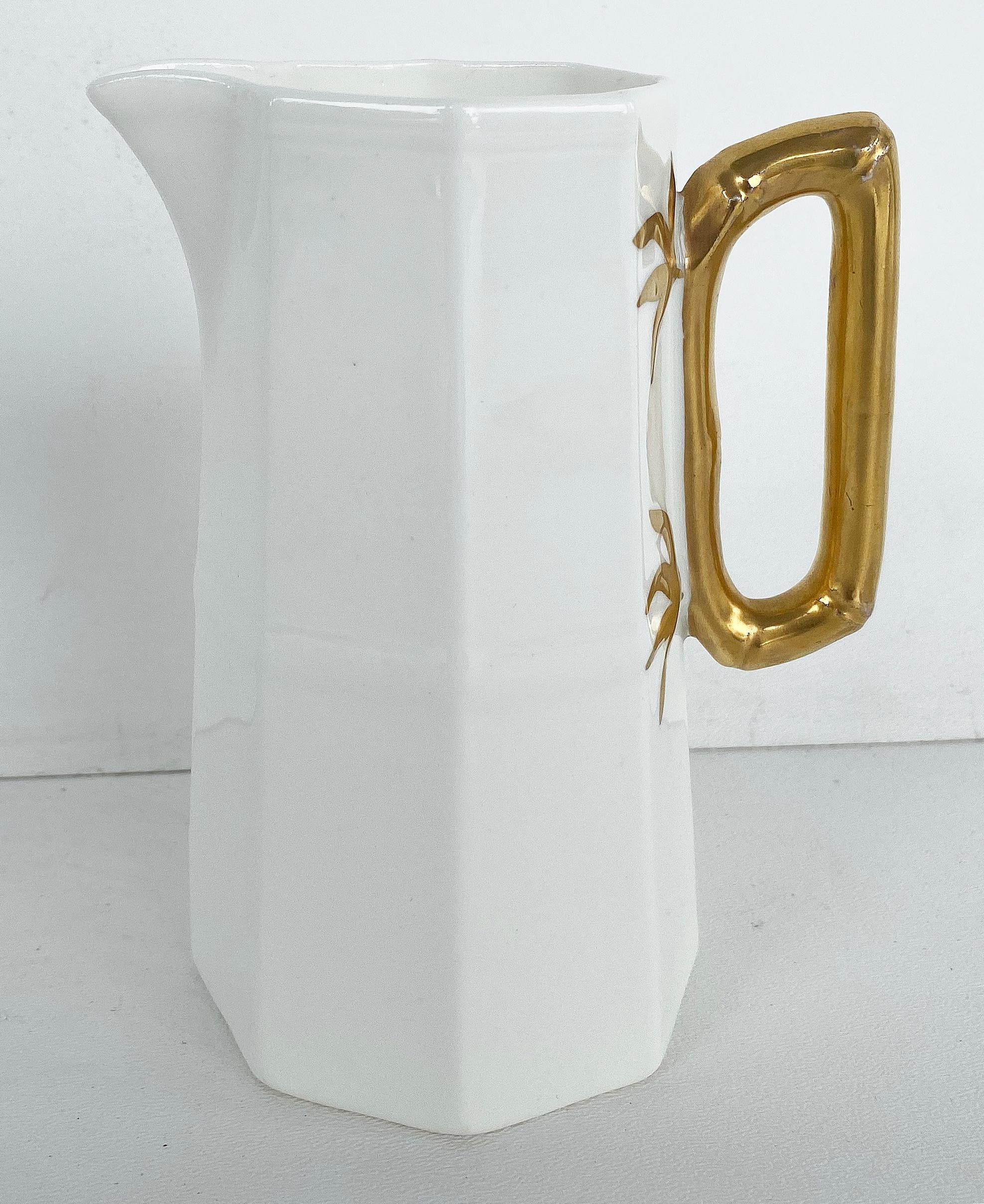 Antiker Eisenstein-Porzellankrug mit verschnörkeltem vergoldetem Griff im Angebot 1